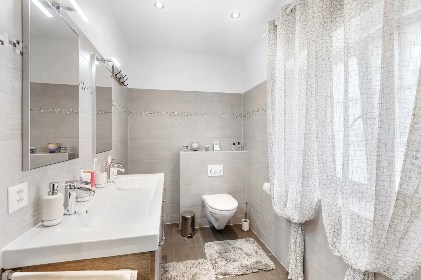 Affascinante casa bifamiliare di 7 camere con flair italiano e molto comfort - Foto 12 di 15