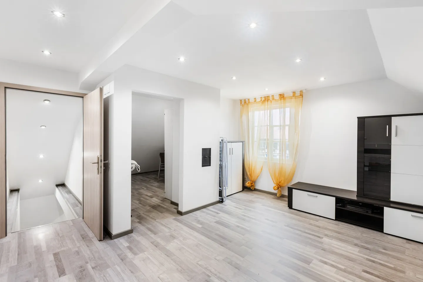 Affascinante casa bifamiliare di 7 camere con flair italiano e molto comfort - Foto 13 di 15