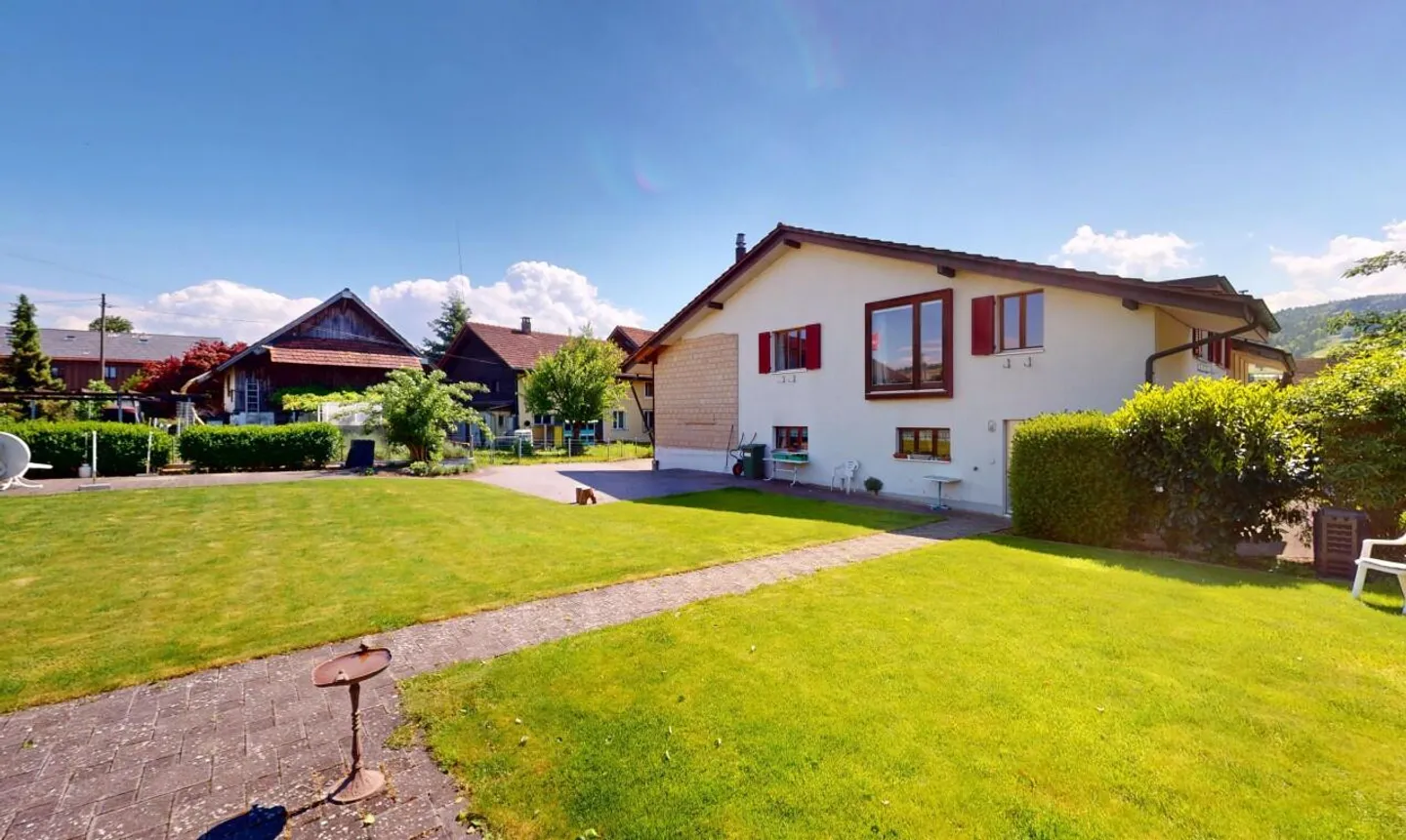 Sunny property in core zone with development potential - Photo 4 of 13