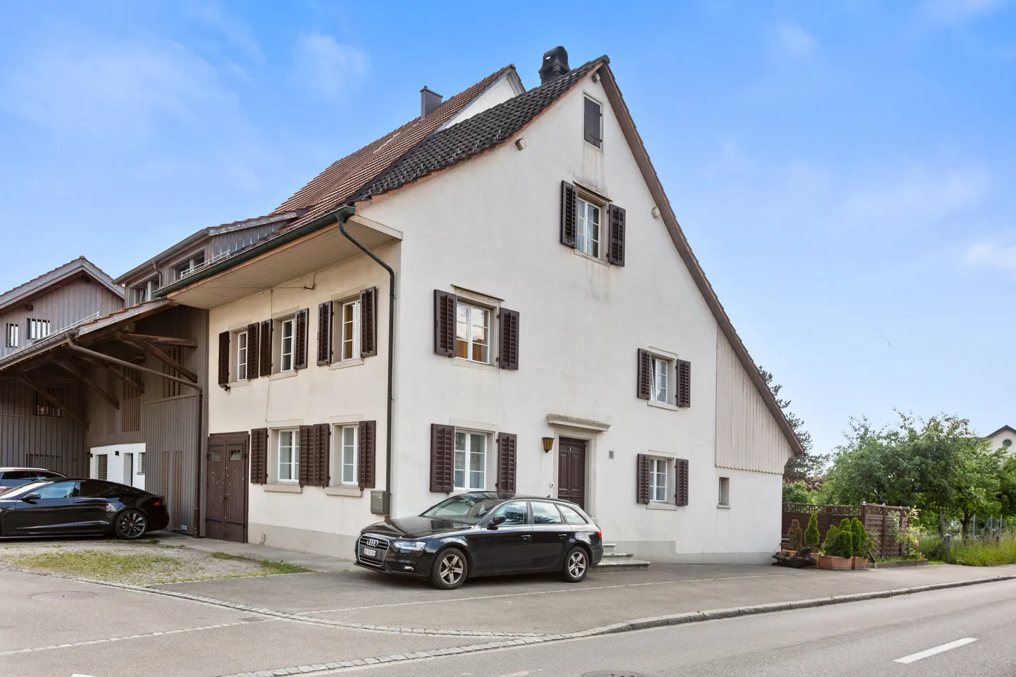 Affascinante casa bifamiliare di 7 camere con flair italiano e molto comfort - Foto 2 di 15