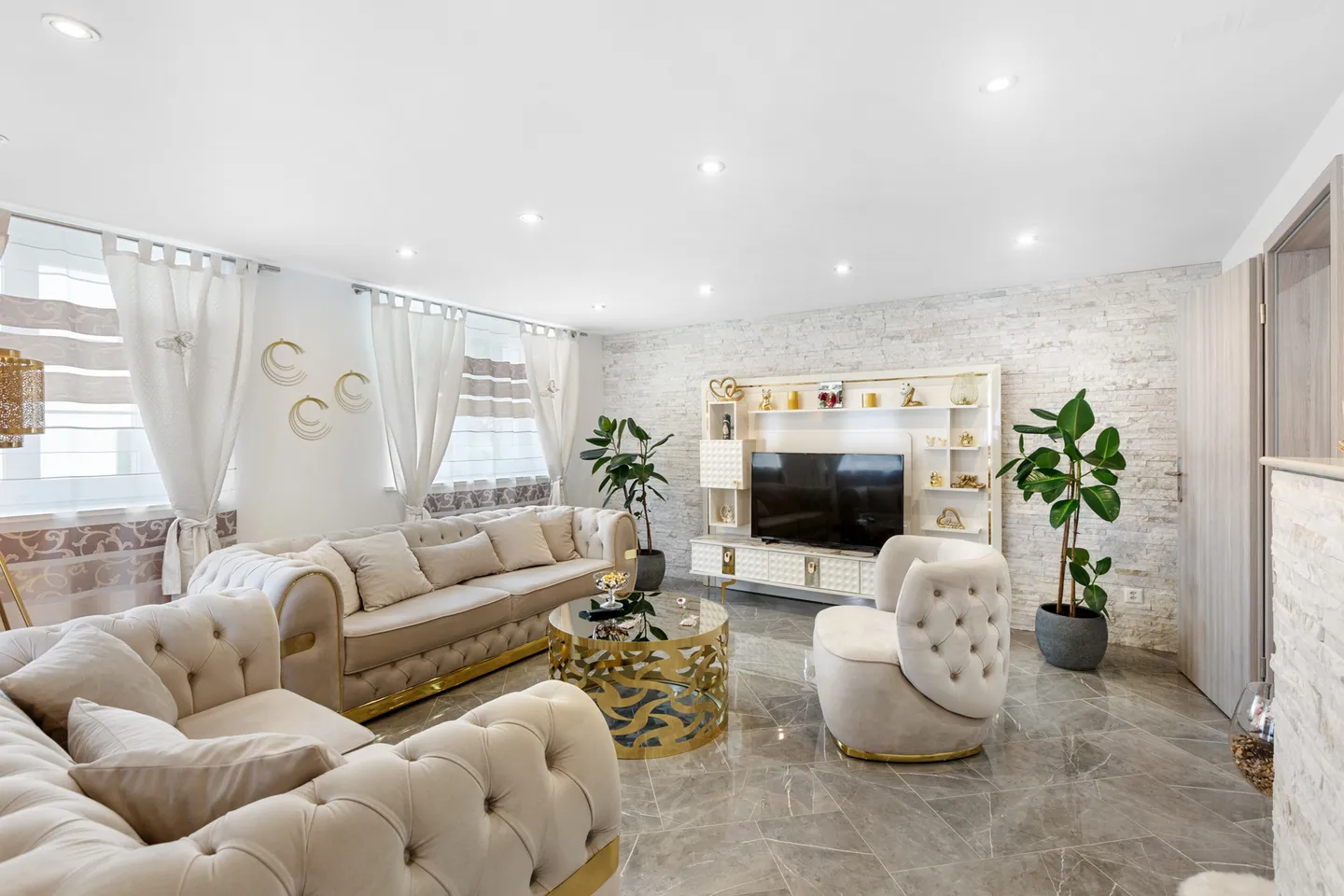 Affascinante casa bifamiliare di 7 camere con flair italiano e molto comfort - Foto 1 di 15