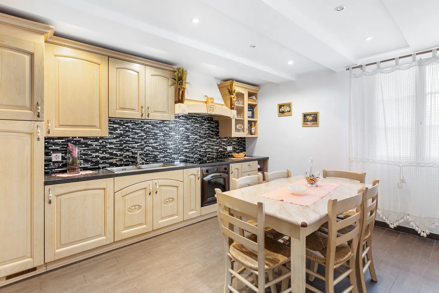 Affascinante casa bifamiliare di 7 camere con flair italiano e molto comfort - Foto 3 di 15