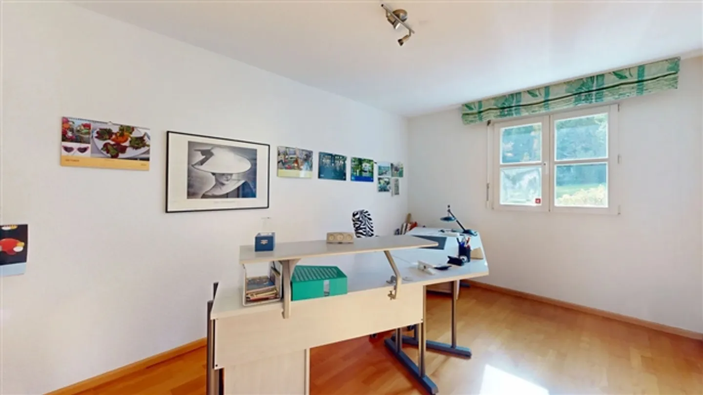 Maison jumelée lumineuse de 5,5 pièces avec carport et deux places de parking extérieures - Photo 10 sur 17