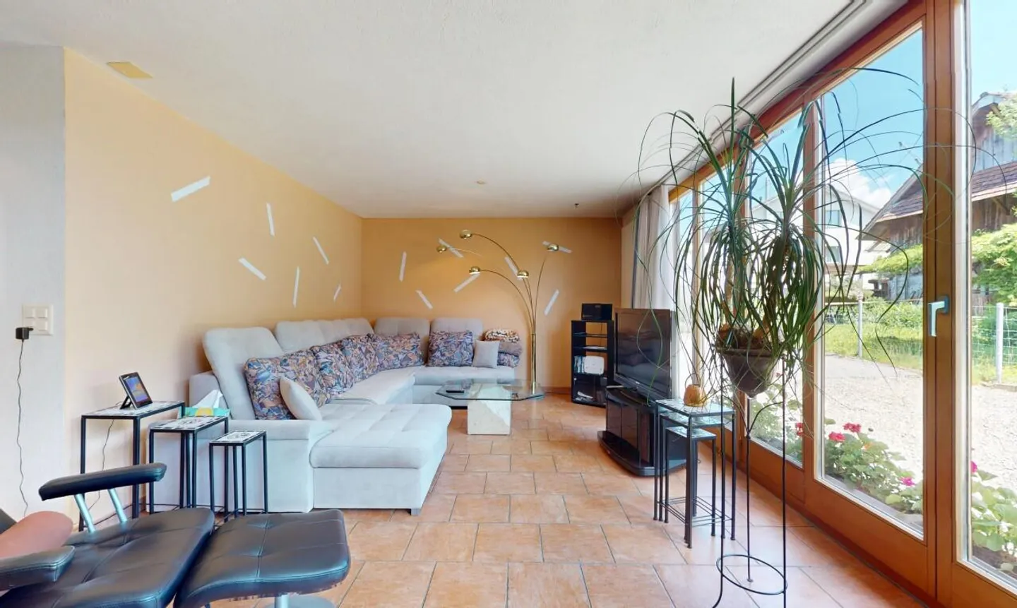 Sunny property in core zone with development potential - Photo 8 of 13