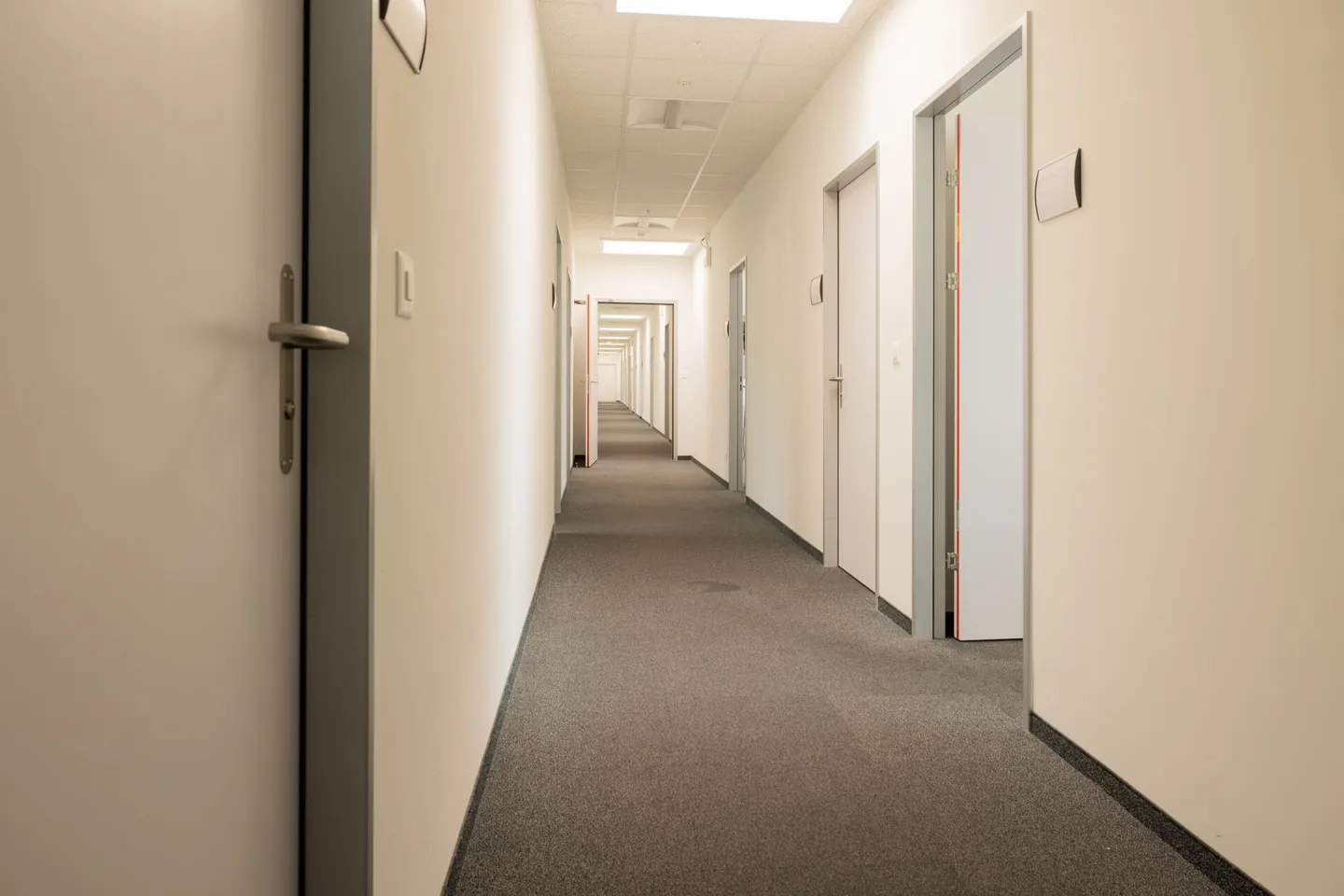 Espaces de bureau attrayants dans le FRAME Altstätten SG de différentes tailles - Photo 4 sur 11