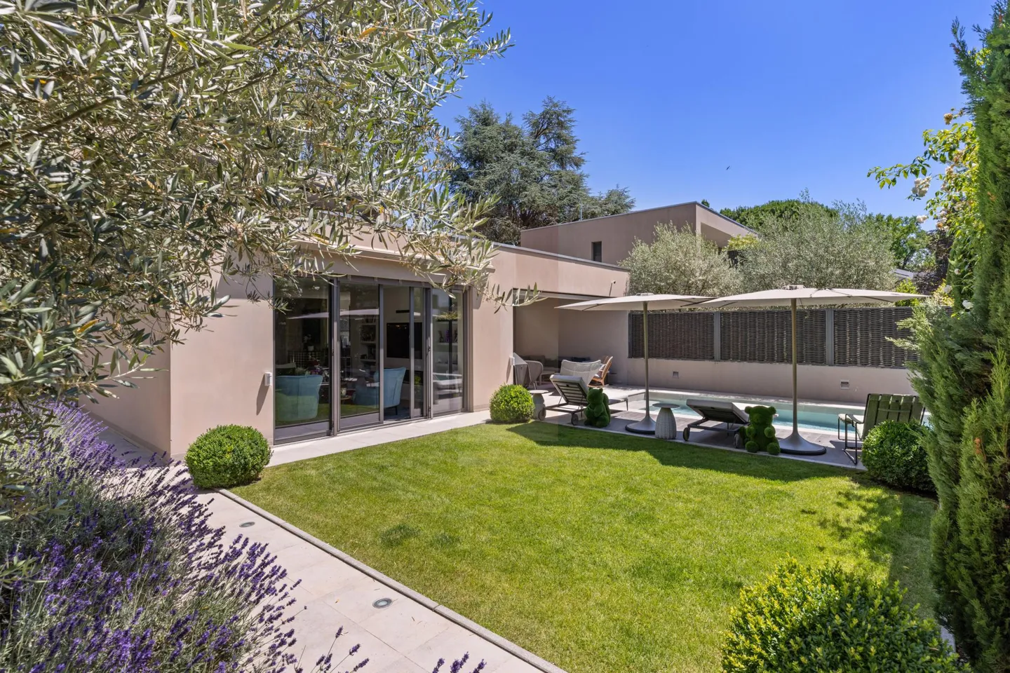 Exclusivity: Magnificent contemporary villa, turnkey - Photo 5 of 6