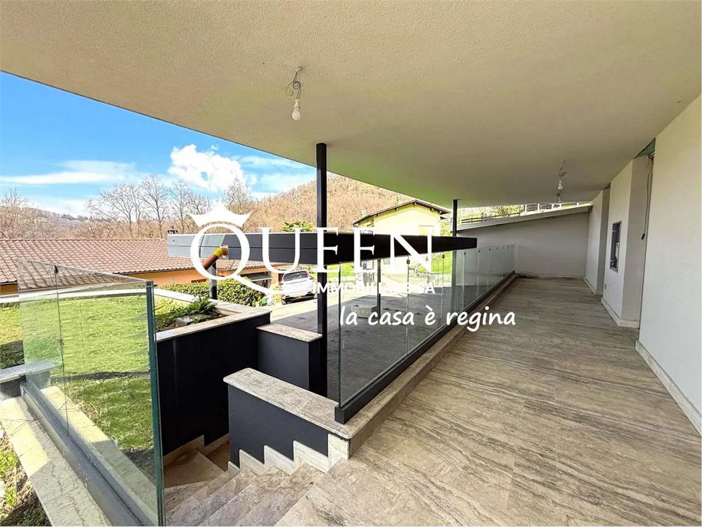 Carabbia: Villa con 6,5 camere, giardino e piscina - Foto 11 di 13