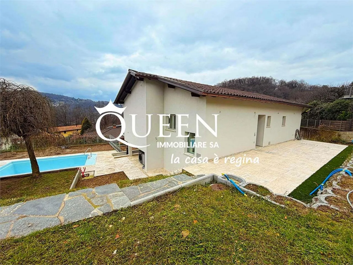 Carabbia: Villa con 6,5 camere, giardino e piscina - Foto 13 di 13