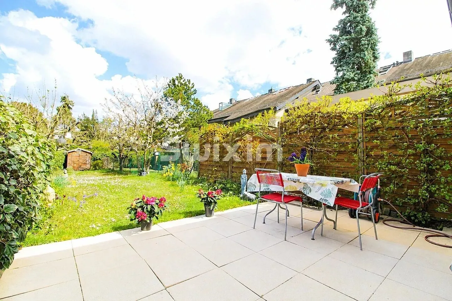 Spacious villa with garden - Photo 1 of 8