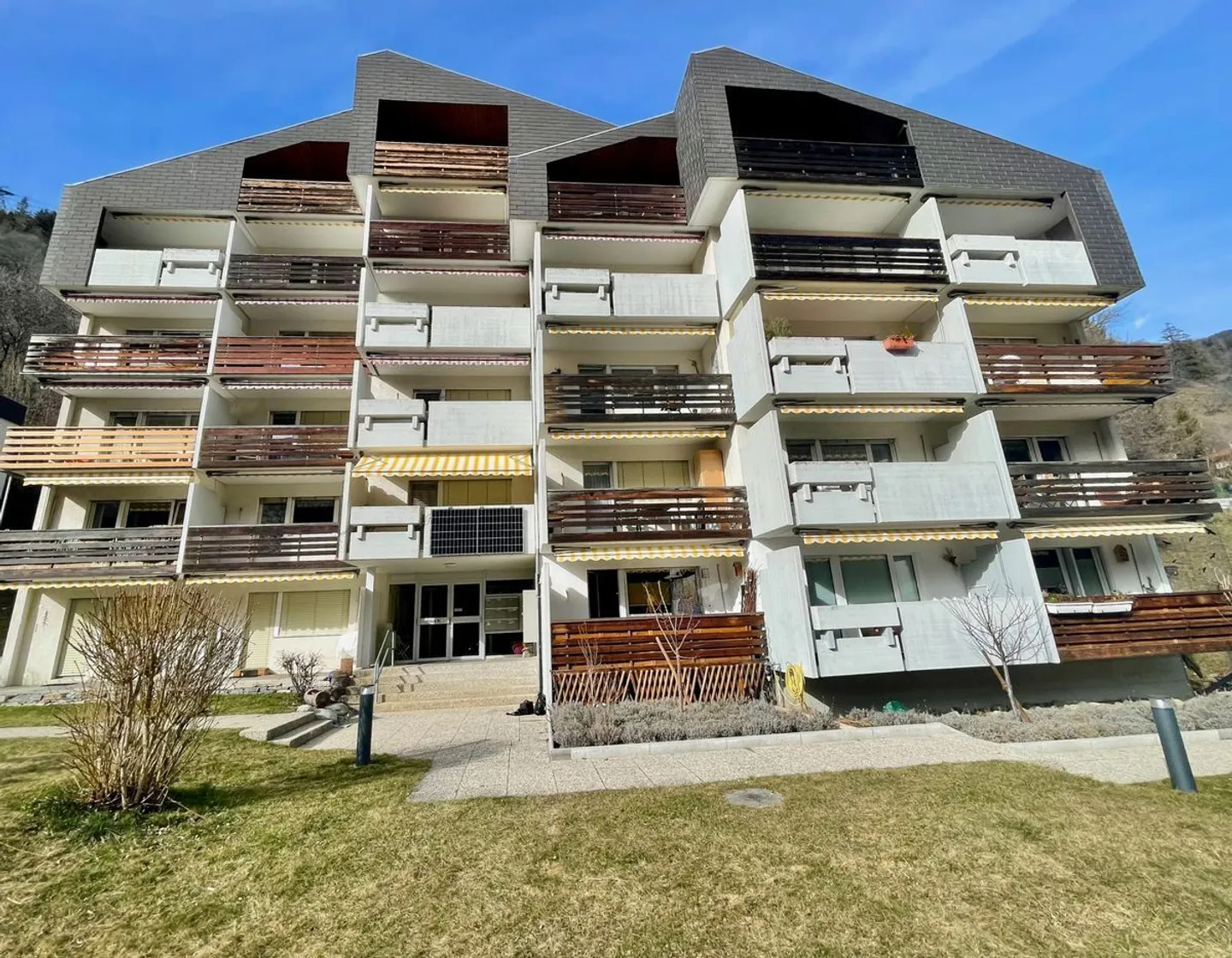 Completely renovated - sunny and quiet - Photo 2 of 3