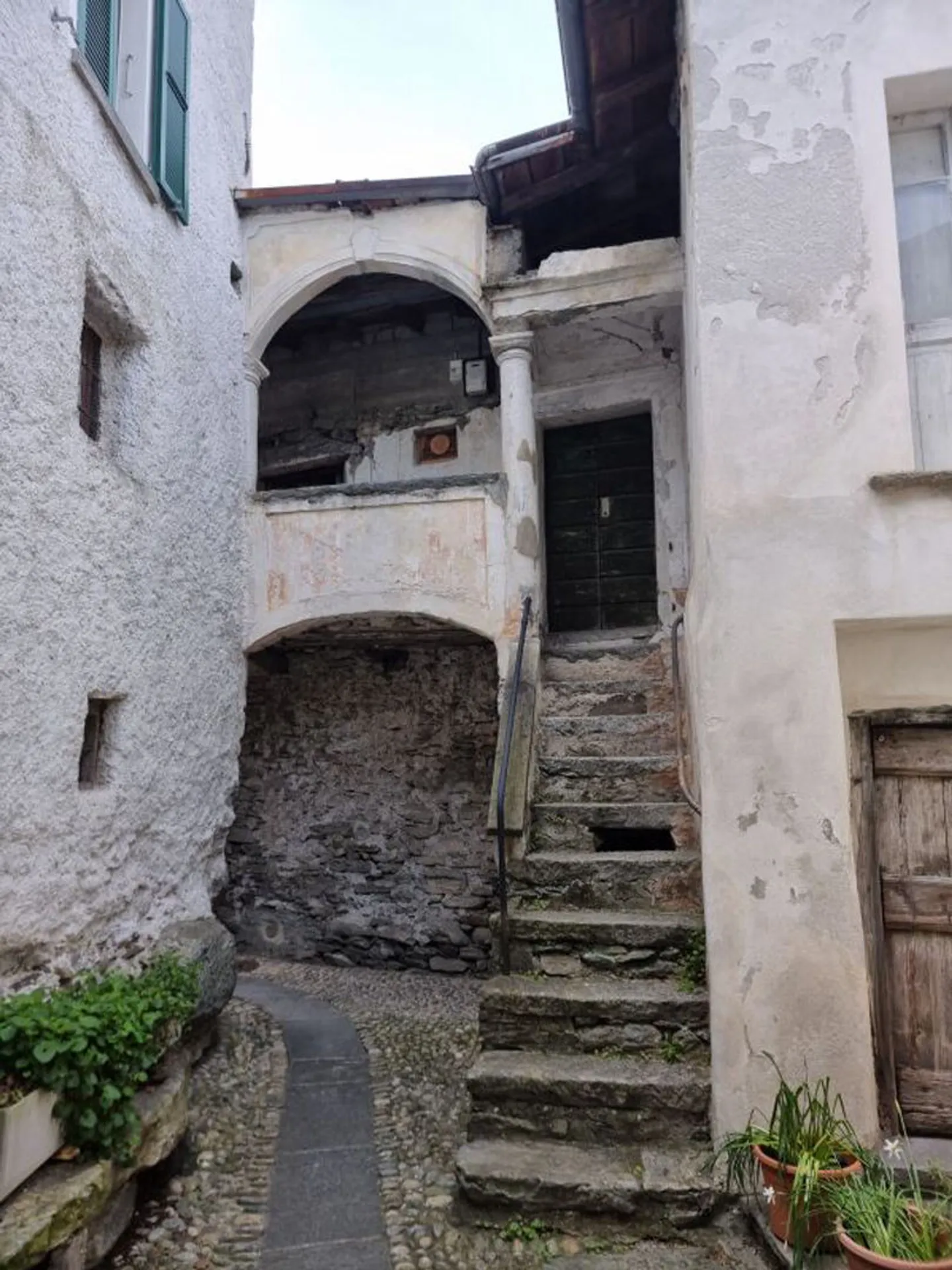 Casa di 4.5 locali + Rustico da ristrutturare, con giardino e posteggi | 4,5-Zimmer-Haus + Rustico zum Renovieren, mit Garten und Parkplätzen - Foto 6 di 7