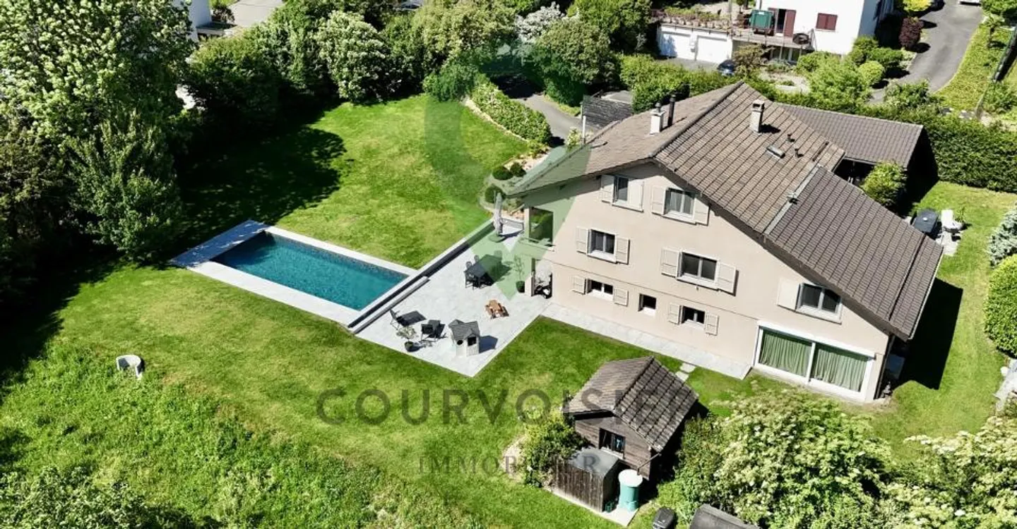 Magnificent property with two apartments and beautiful swimming pool - Photo 2 of 13