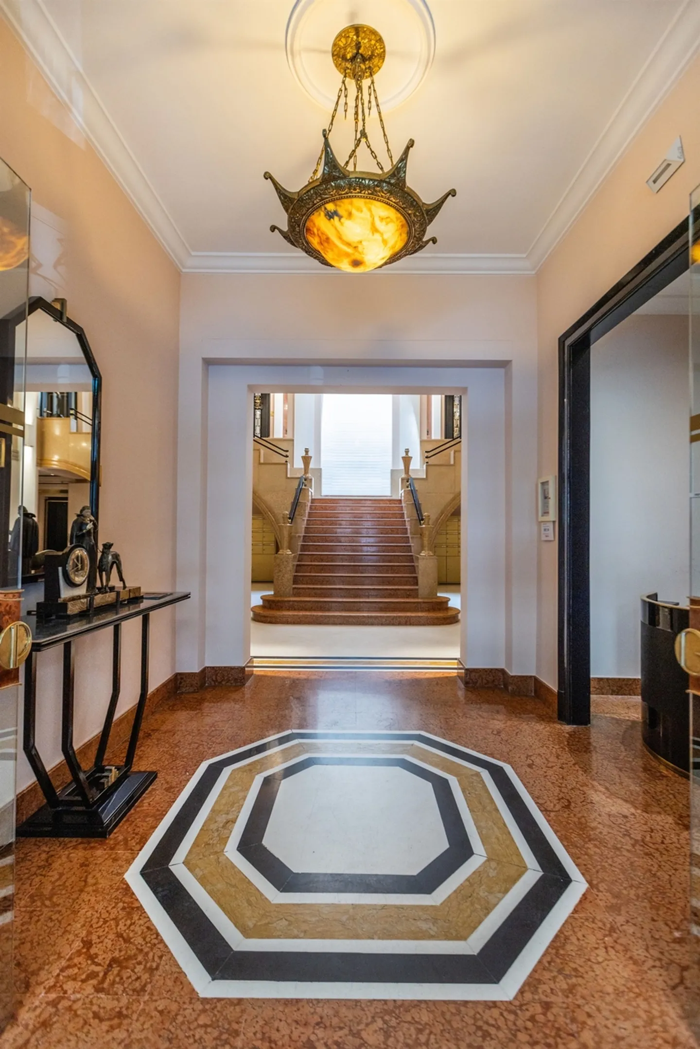 Elegant office in exclusive location - Photo 2 of 7