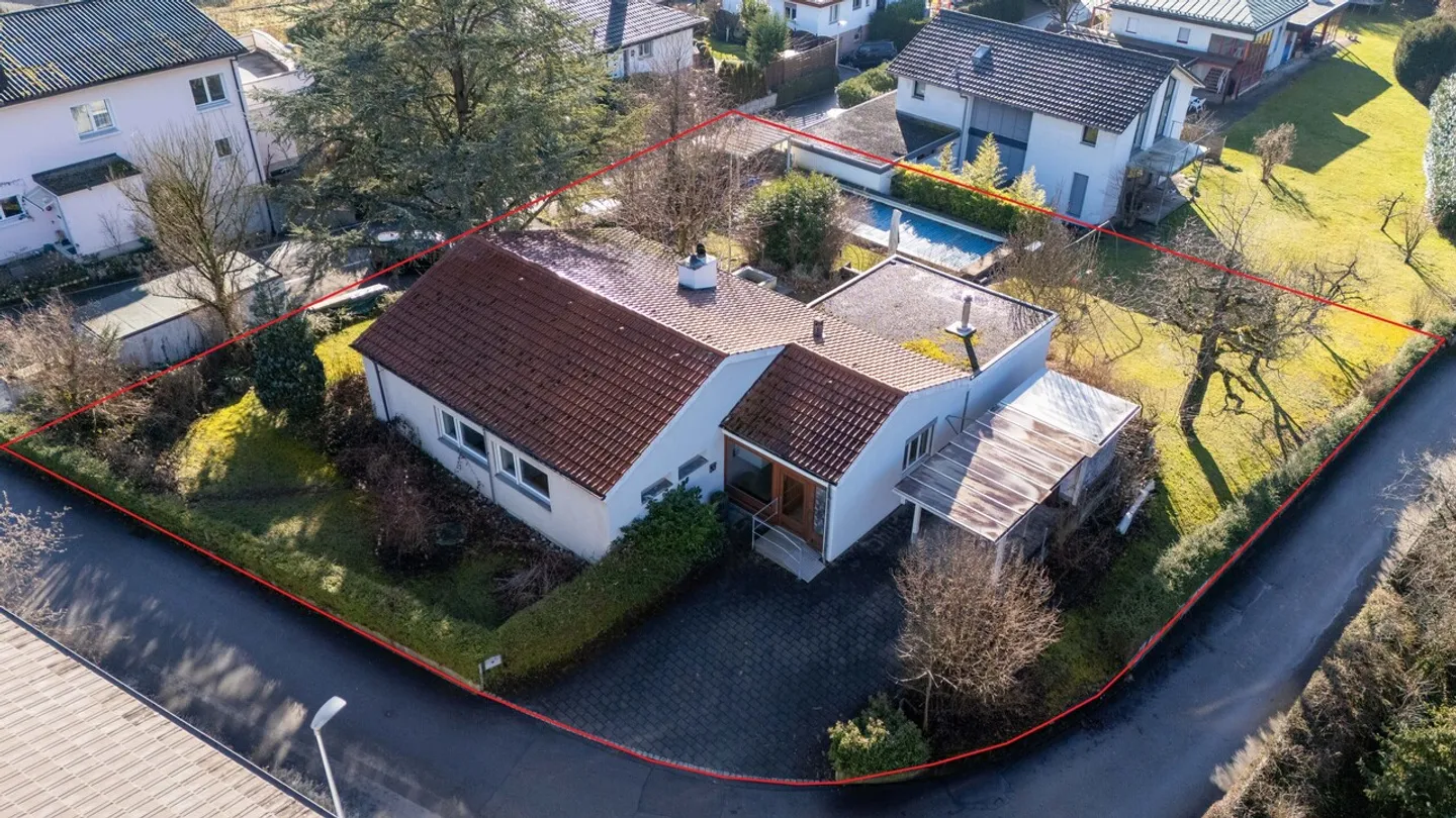 Geräumiges Einfamilienhaus mit Pool - Foto 1 von 33