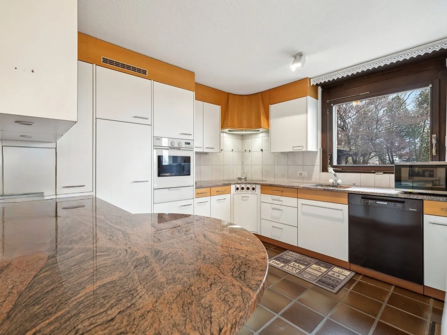 Versatile Country House in the Green for Living and Working - Photo 3 of 8