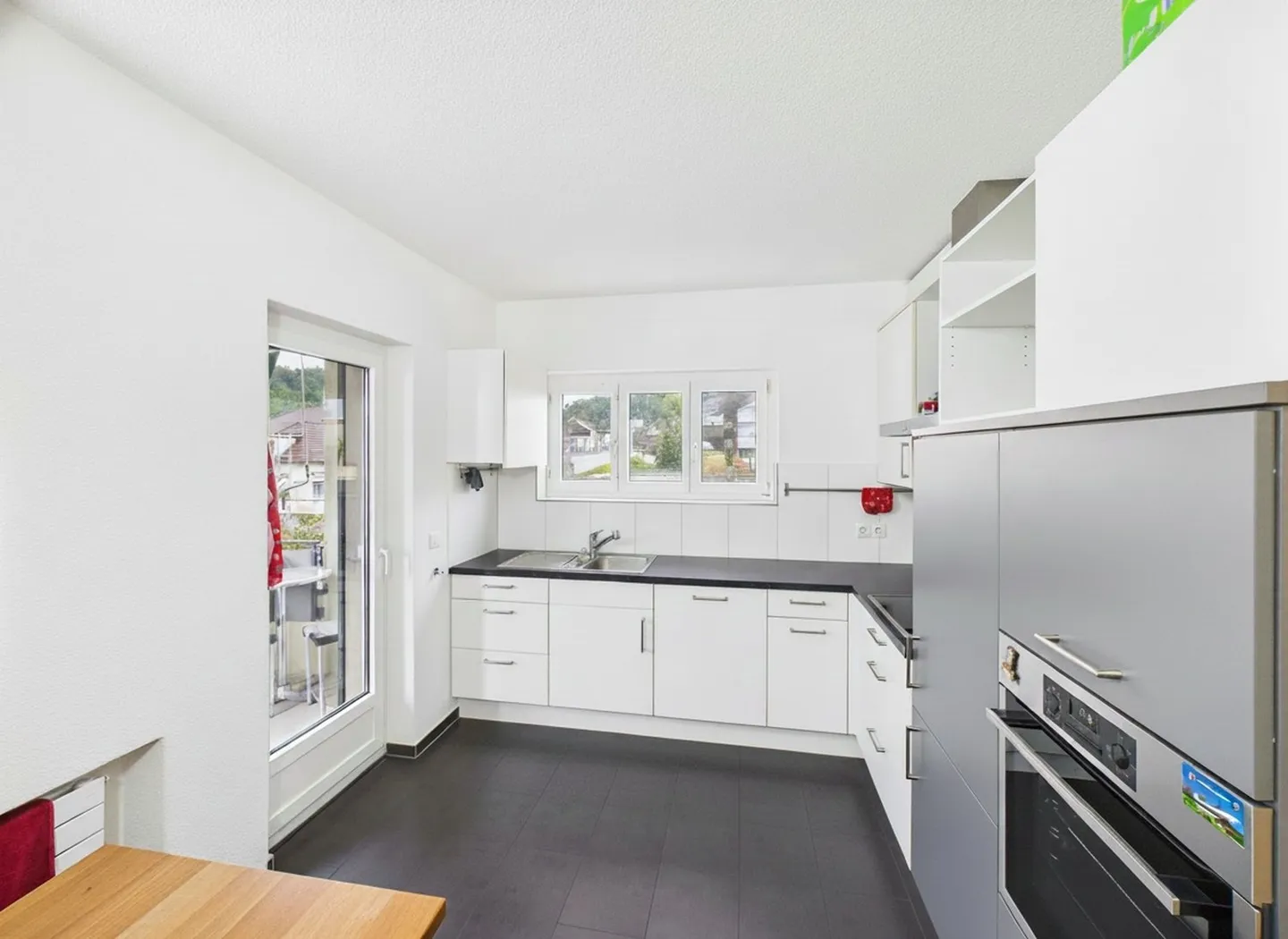 Affordable & Spacious 4.5-Room Apartment in a Good Location - Photo 3 of 5