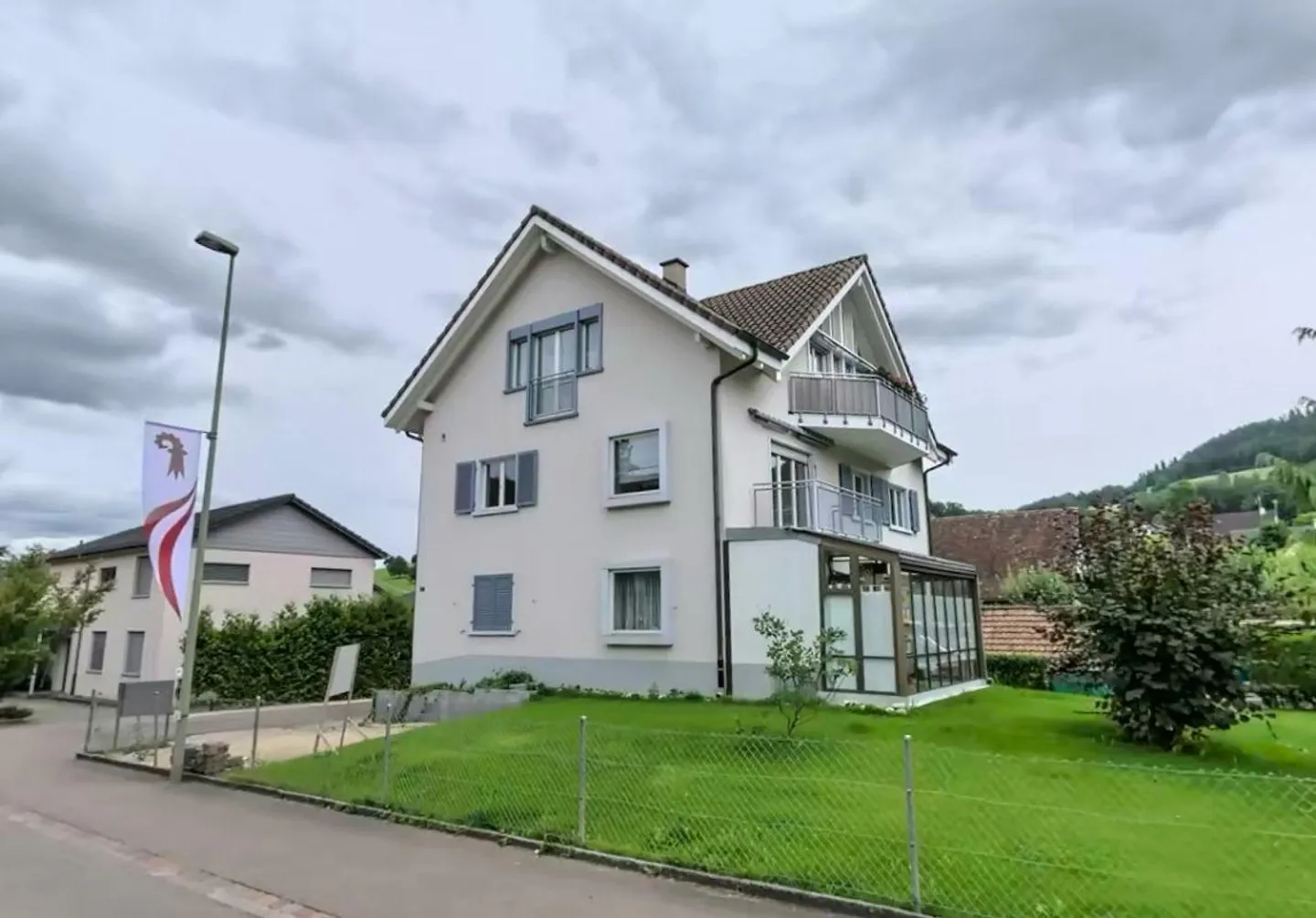 Belle appartement de 4 pièces au 1er étage avec balcon - Photo 1 sur 11