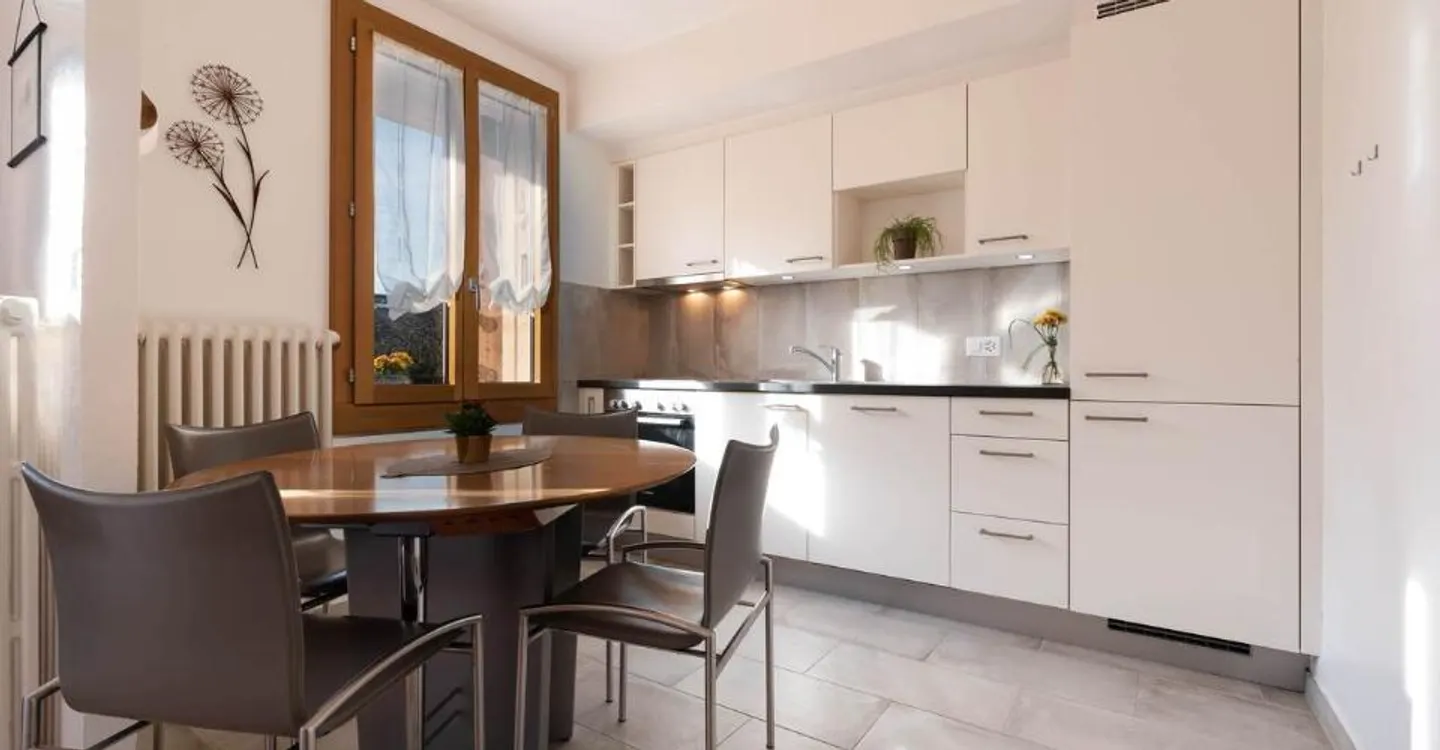 RENOVIERTES WOHNUNG ~10% RENDITE AUF EIGENKAPITAL - GARAGE BOX - EXKLUSIV - Foto 2 von 8