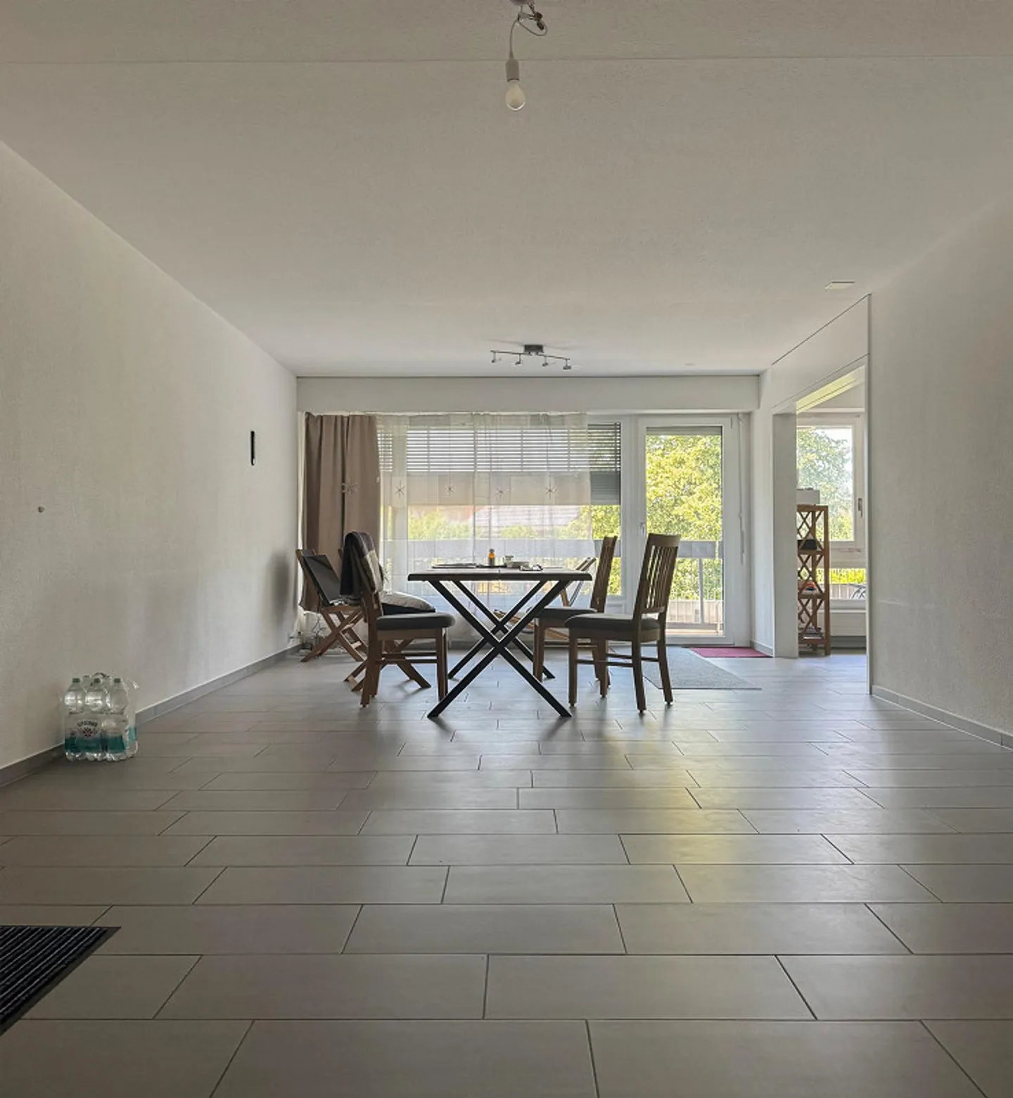 Appartement spacieux avec vue au 8ème étage ! - Photo 2 sur 12