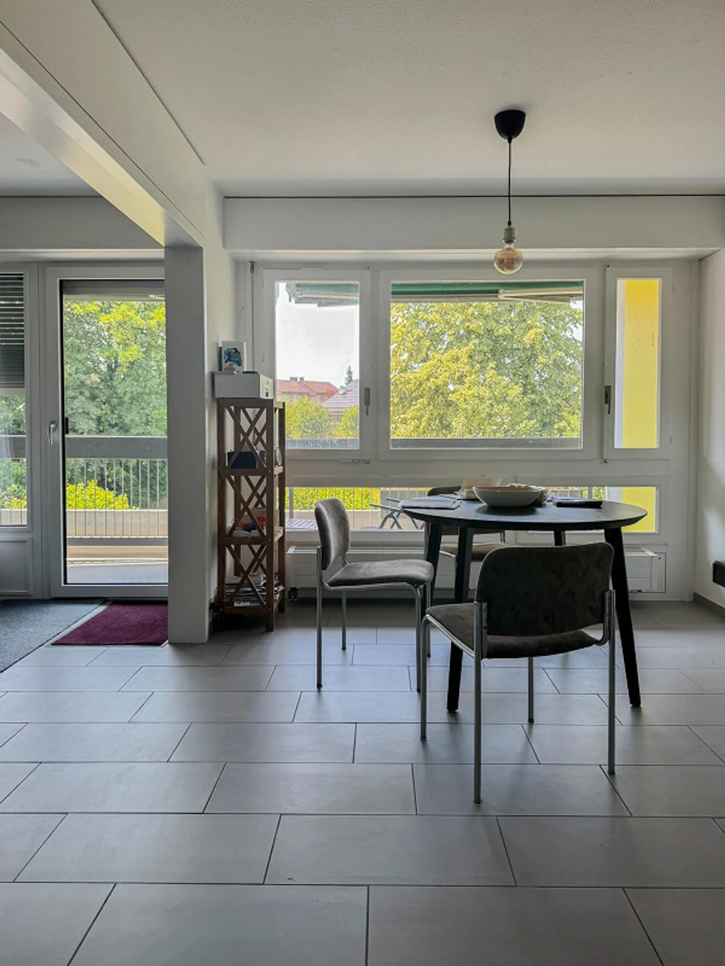 Appartement spacieux avec vue au 8ème étage ! - Photo 3 sur 12