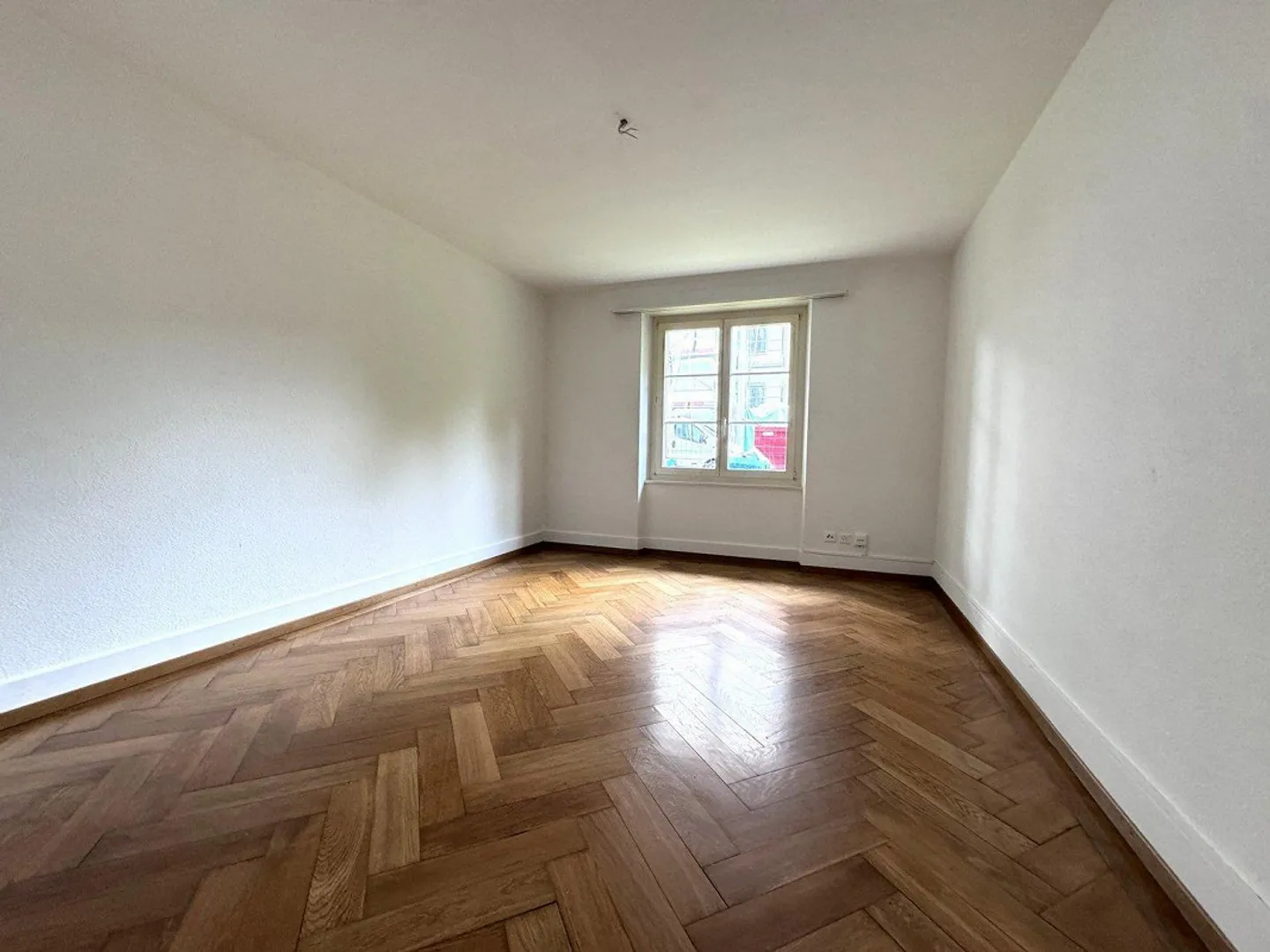 Spacious 2.5 room apartment in a prime location for rent - Photo 2 of 6
