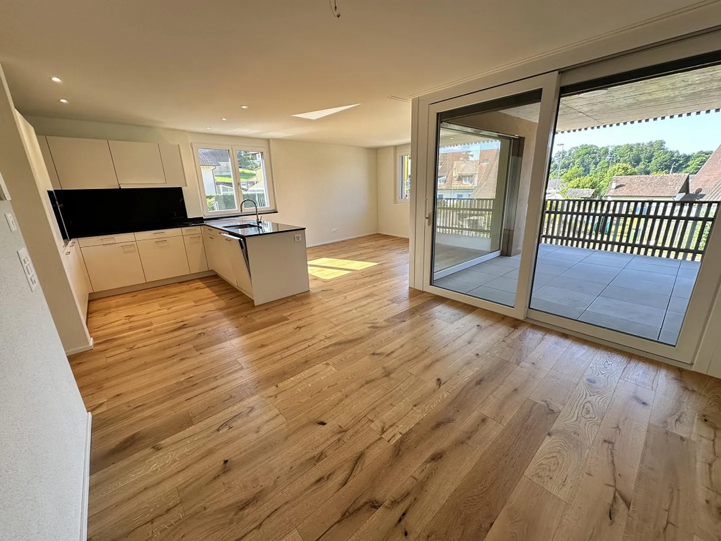 Neuwertige 3.5-Zimmer-Wohnung mit hohem Komfort und Blick ins Grüne - Foto 1 von 9