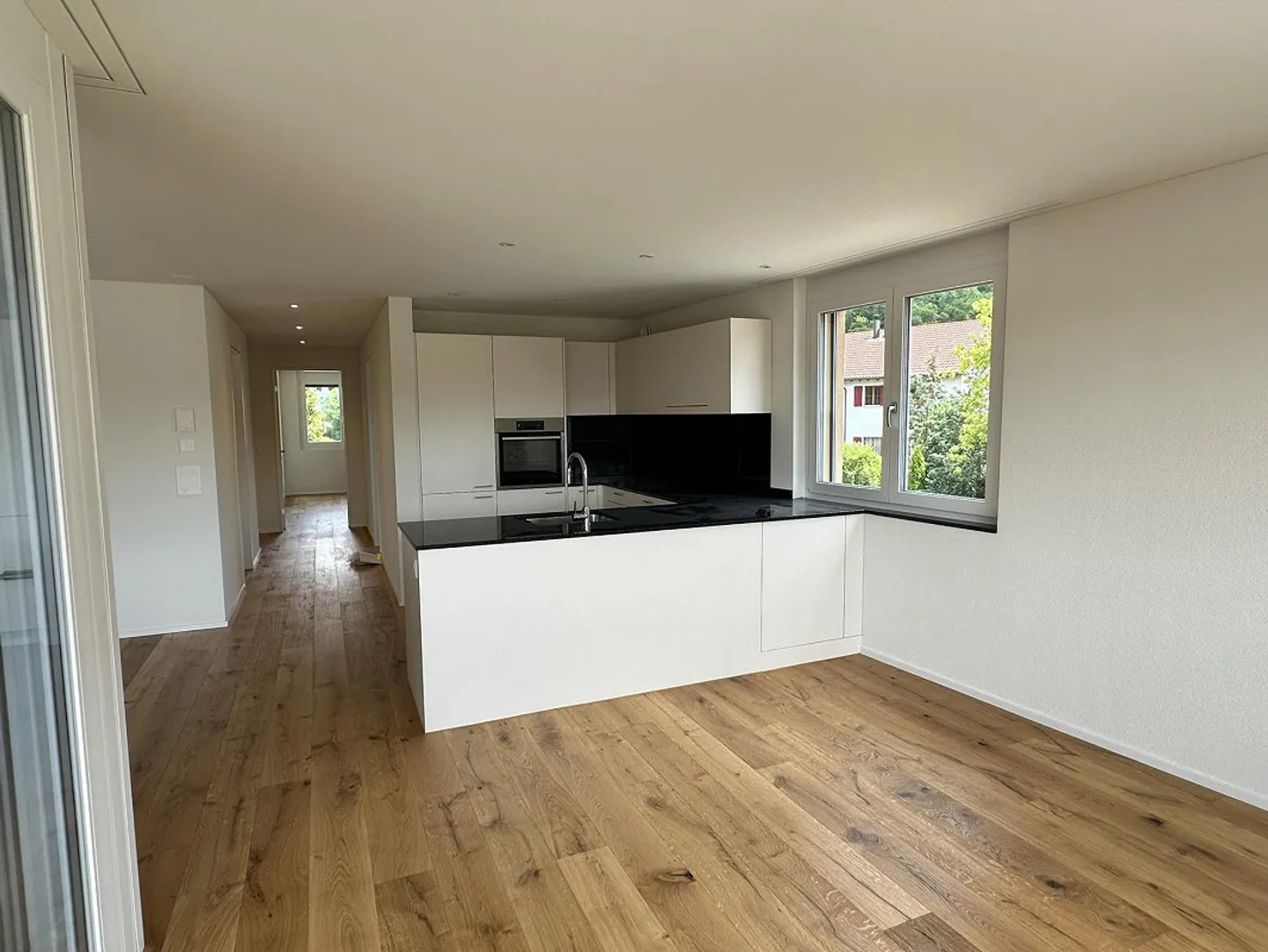 Neuwertige 3.5-Zimmer-Wohnung mit hohem Komfort und Blick ins Grüne - Foto 2 von 9