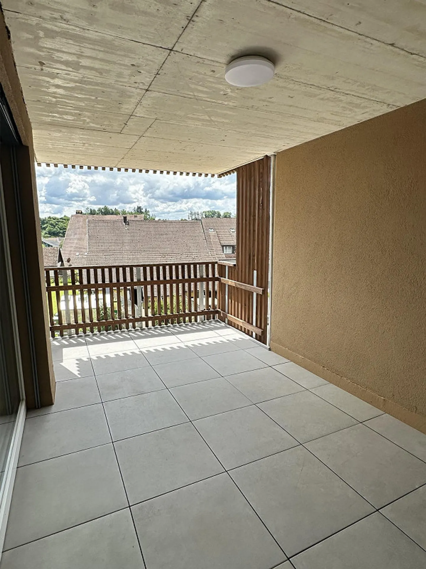 Neuwertige 3.5-Zimmer-Wohnung mit hohem Komfort und Blick ins Grüne - Foto 3 von 9