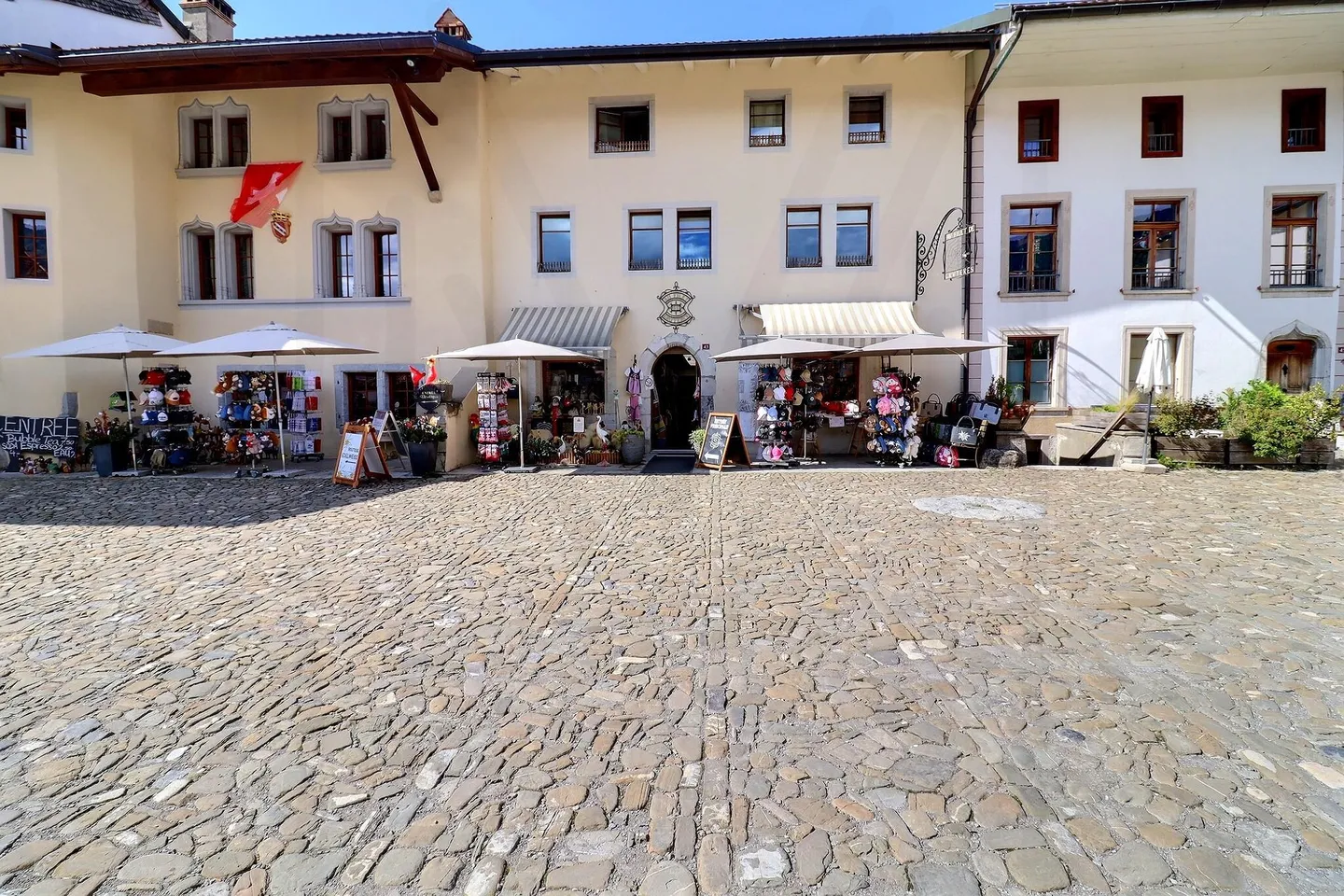 Prächtiges historisches Gebäude aus dem 15. Jahrhundert mit Gewerberaum und Wohnungen - Foto 1 von 17