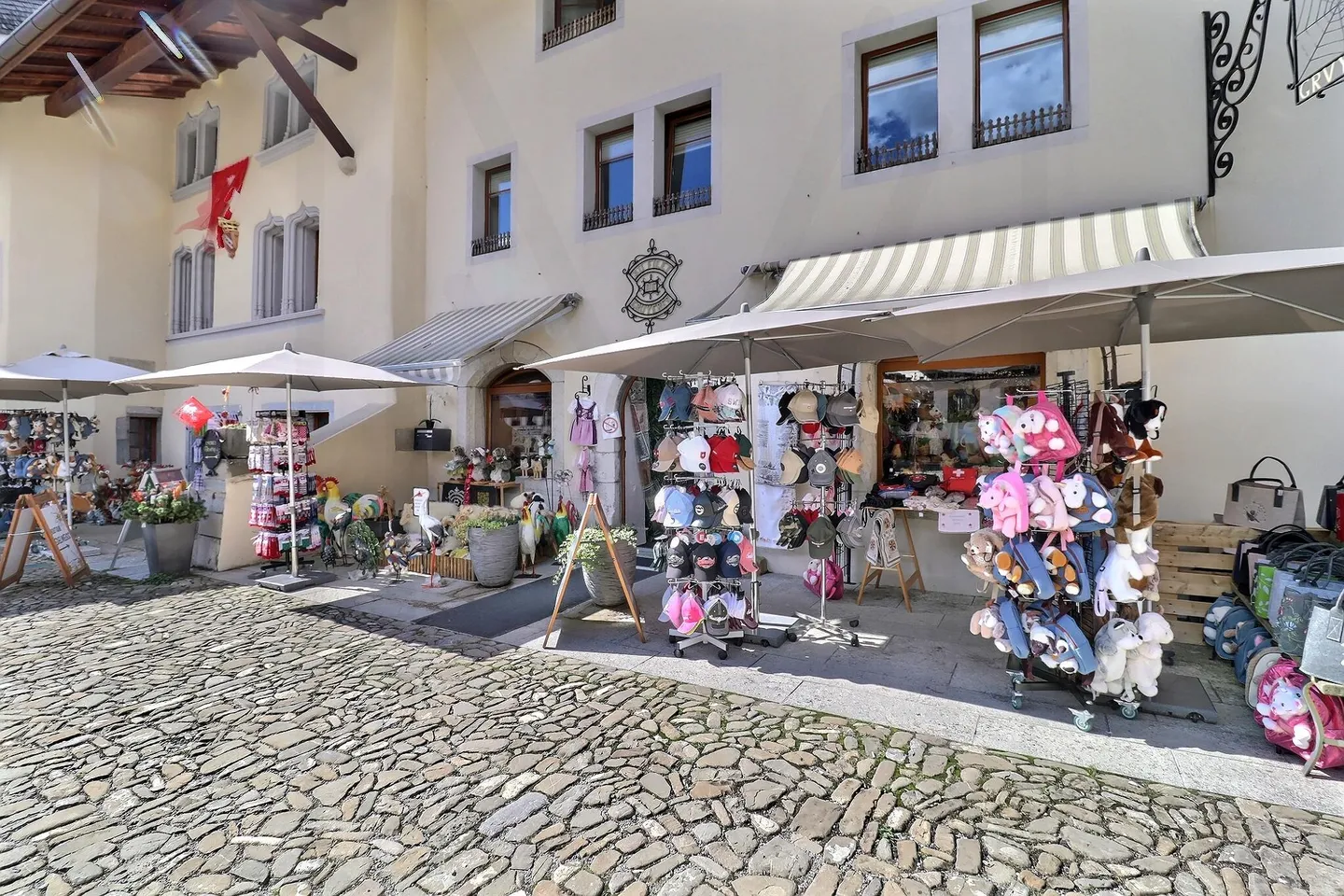 Prächtiges historisches Gebäude aus dem 15. Jahrhundert mit Gewerberaum und Wohnungen - Foto 4 von 17