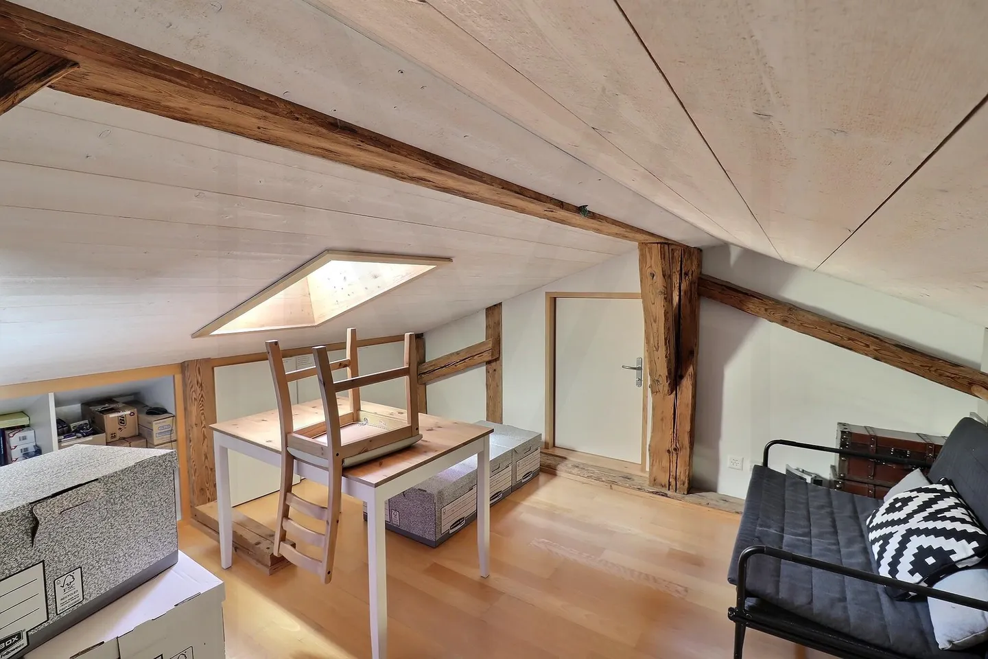 Prächtiges historisches Gebäude aus dem 15. Jahrhundert mit Gewerberaum und Wohnungen - Foto 7 von 17