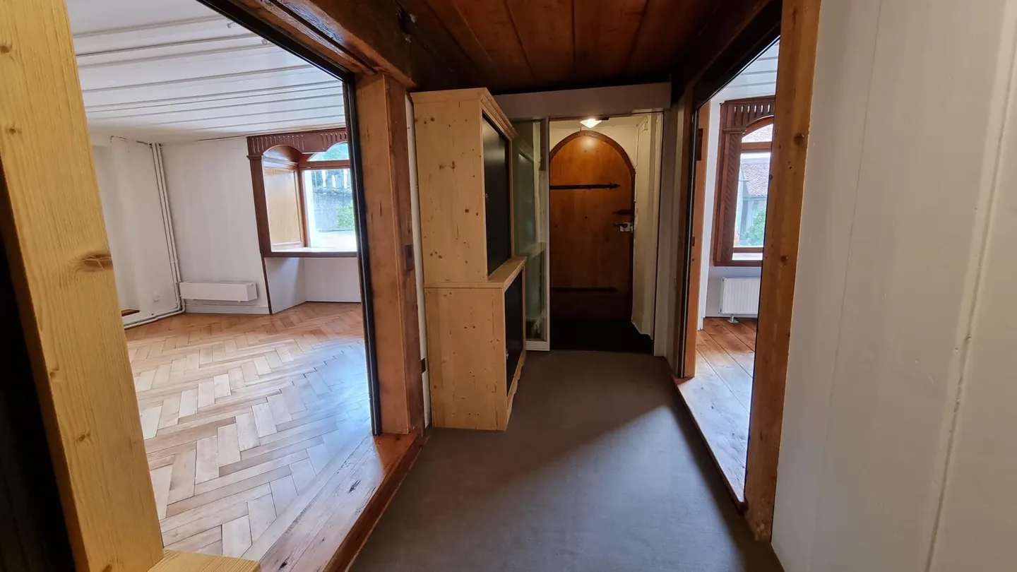 Prächtiges historisches Gebäude aus dem 15. Jahrhundert mit Gewerberaum und Wohnungen - Foto 9 von 17