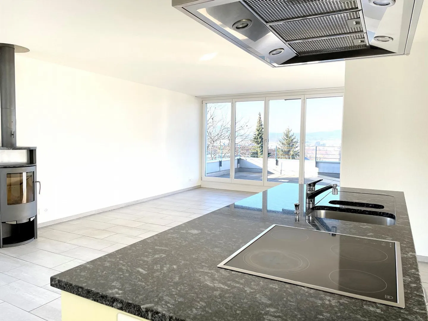 Appartamento attico luminoso di 5,5 stanze in una posizione perfetta con vista! - Foto 5 di 13