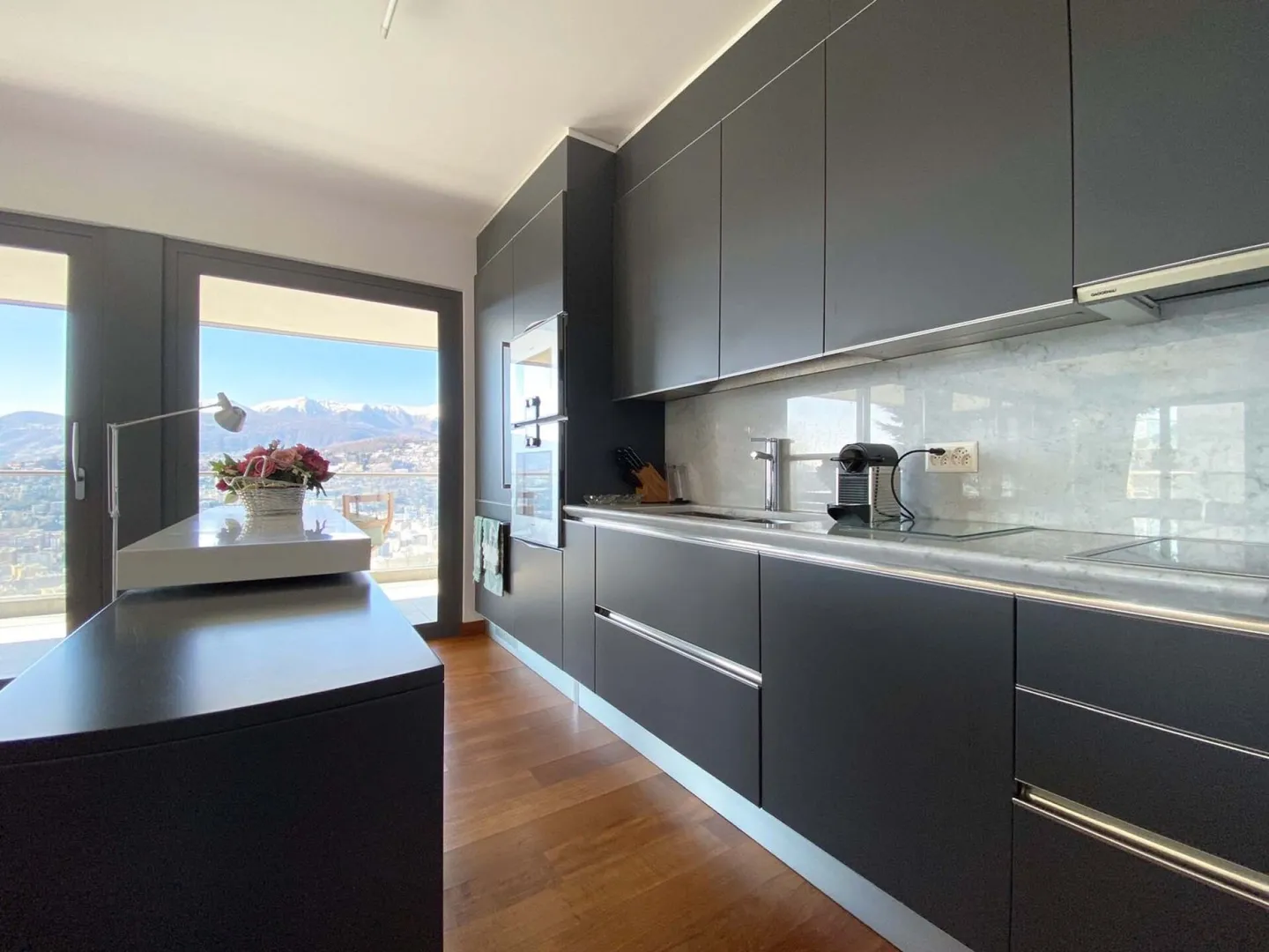 Luxury Apartment with Mountain Views - Photo 2 of 13