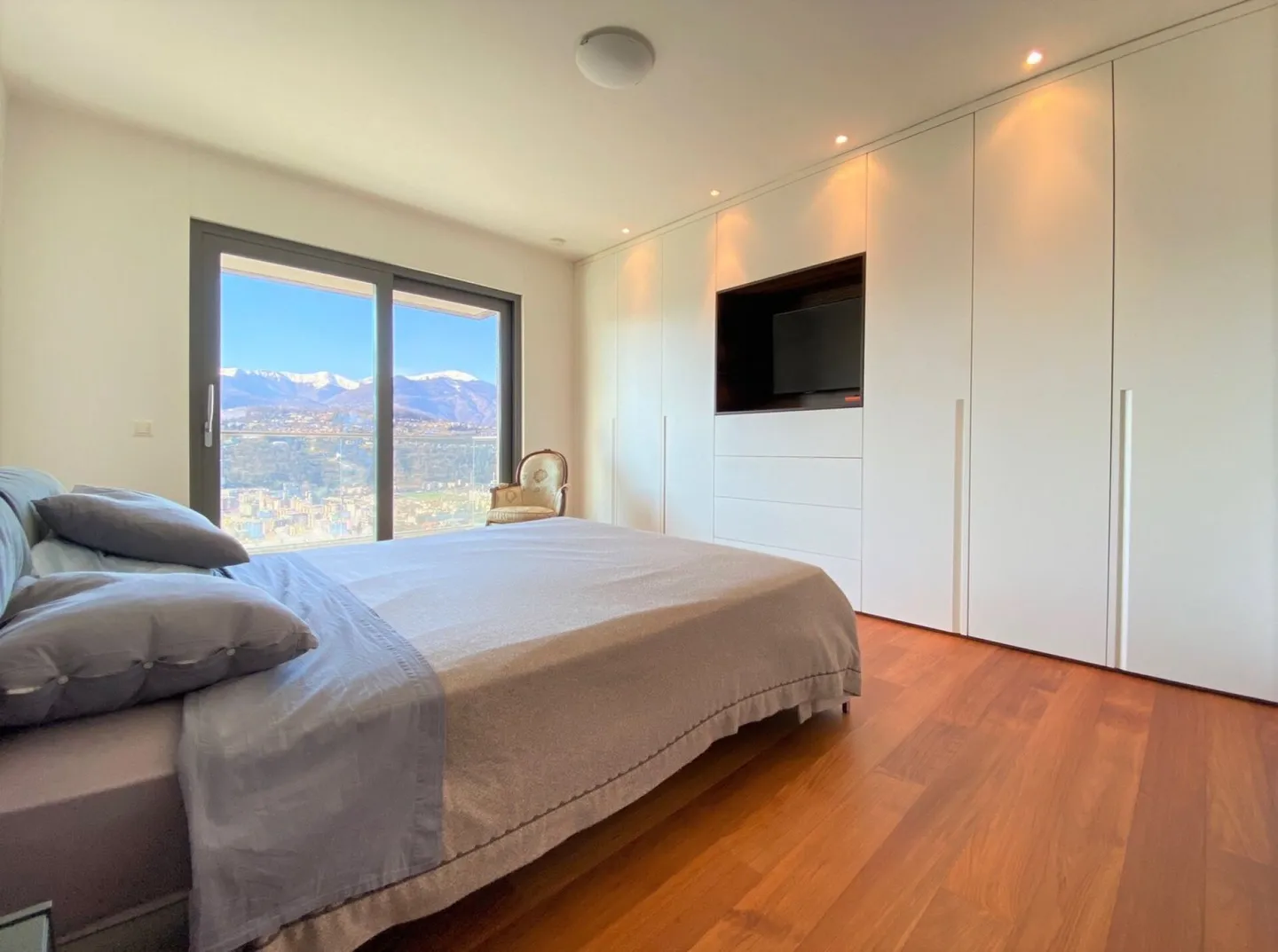 Luxury Apartment with Mountain Views - Photo 6 of 13