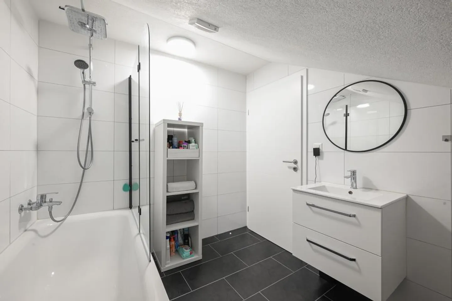 Casa residenziale spaziosa con potenziale per uso multifamiliare - Foto 2 di 7