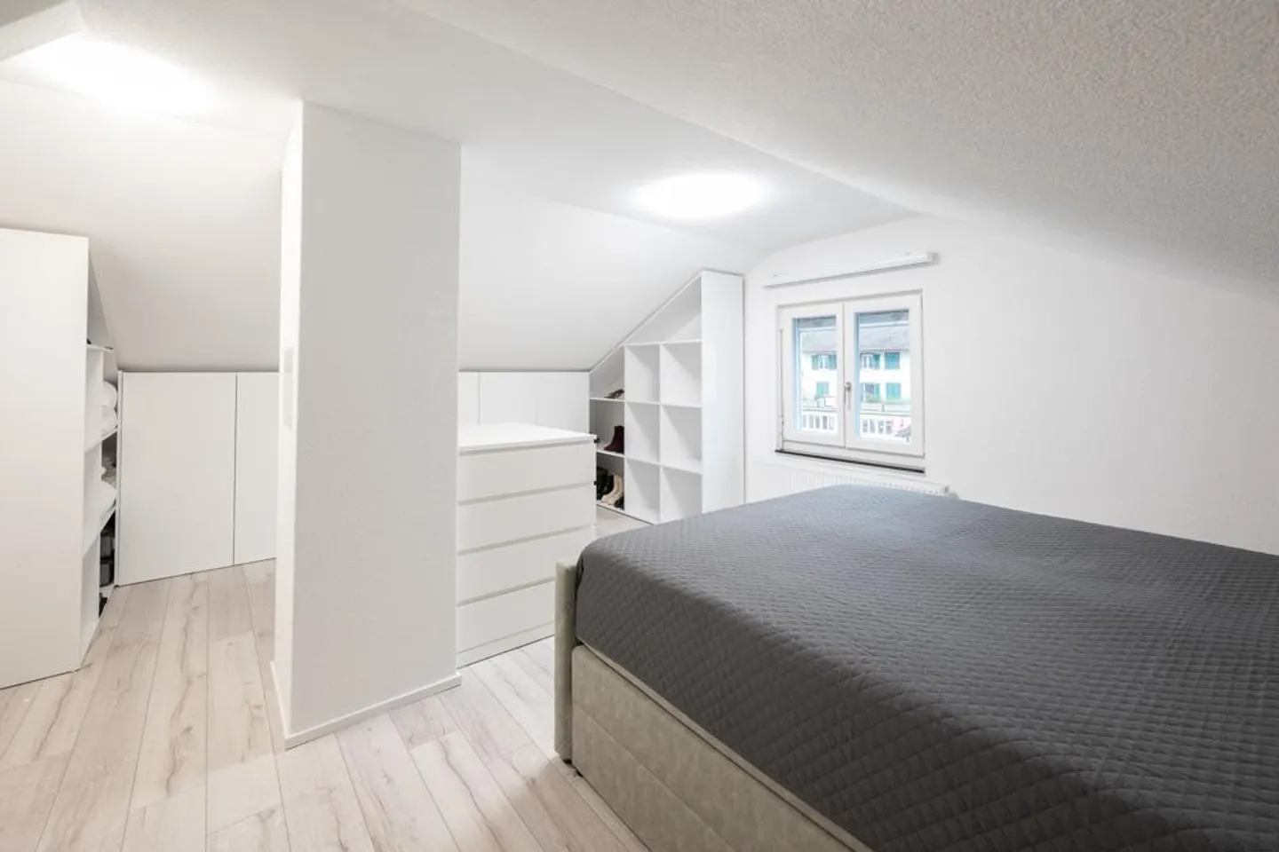 Casa residenziale spaziosa con potenziale per uso multifamiliare - Foto 3 di 7