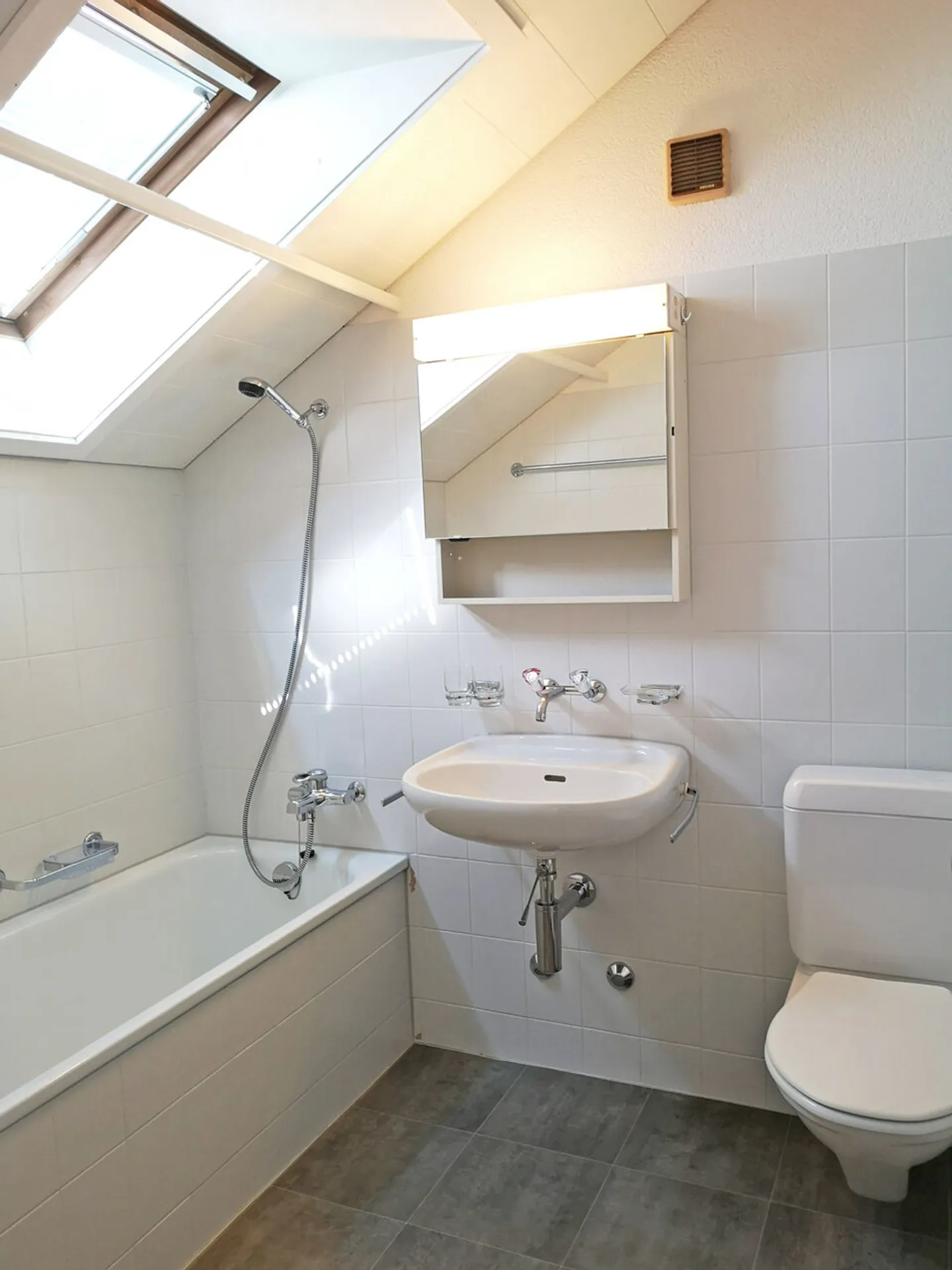 Charmante Dachwohnung mit Cheminée - Foto 5 von 7