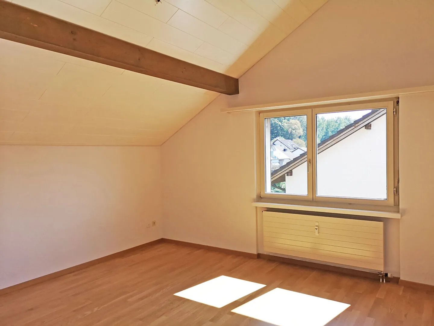 Charmante Dachwohnung mit Cheminée - Foto 2 von 7