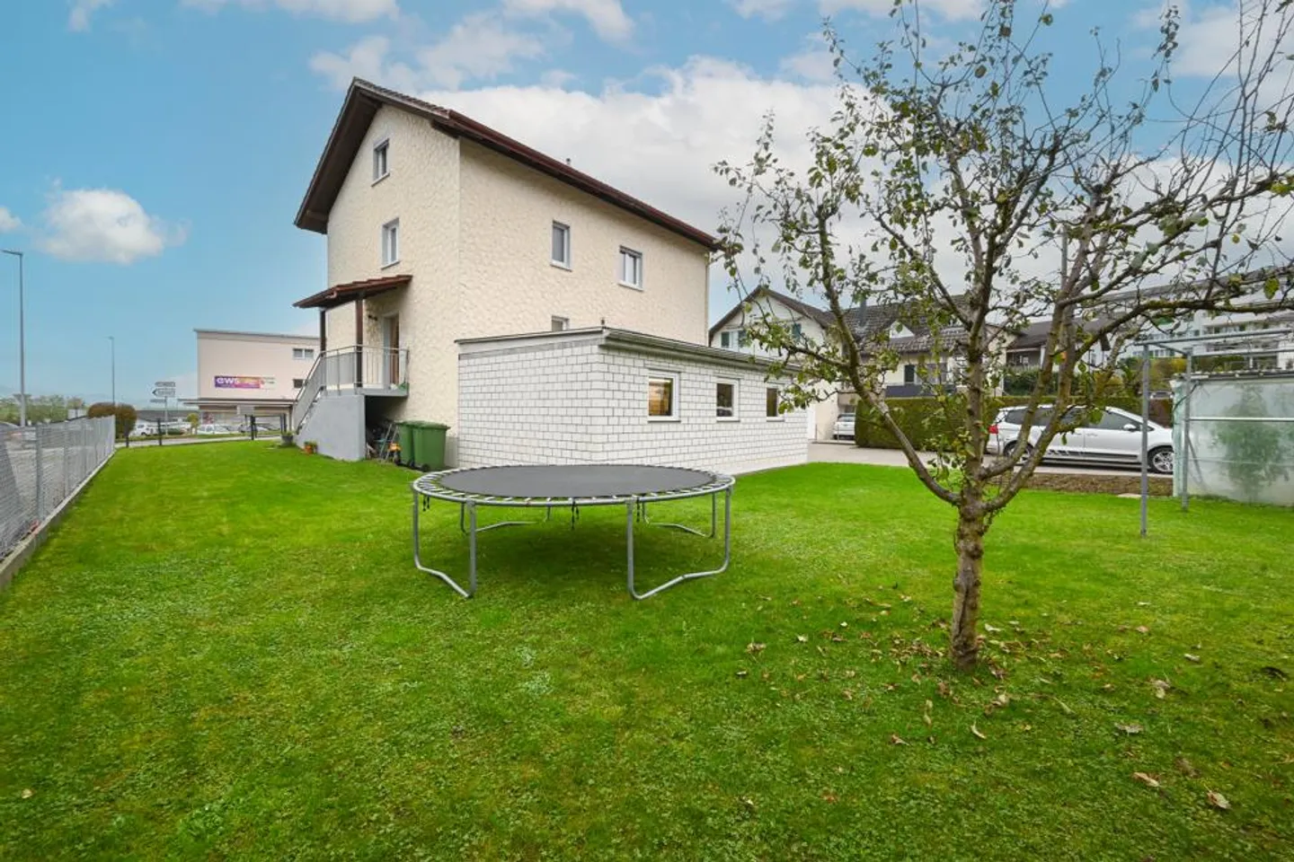 Casa residenziale spaziosa con potenziale per uso multifamiliare - Foto 4 di 7