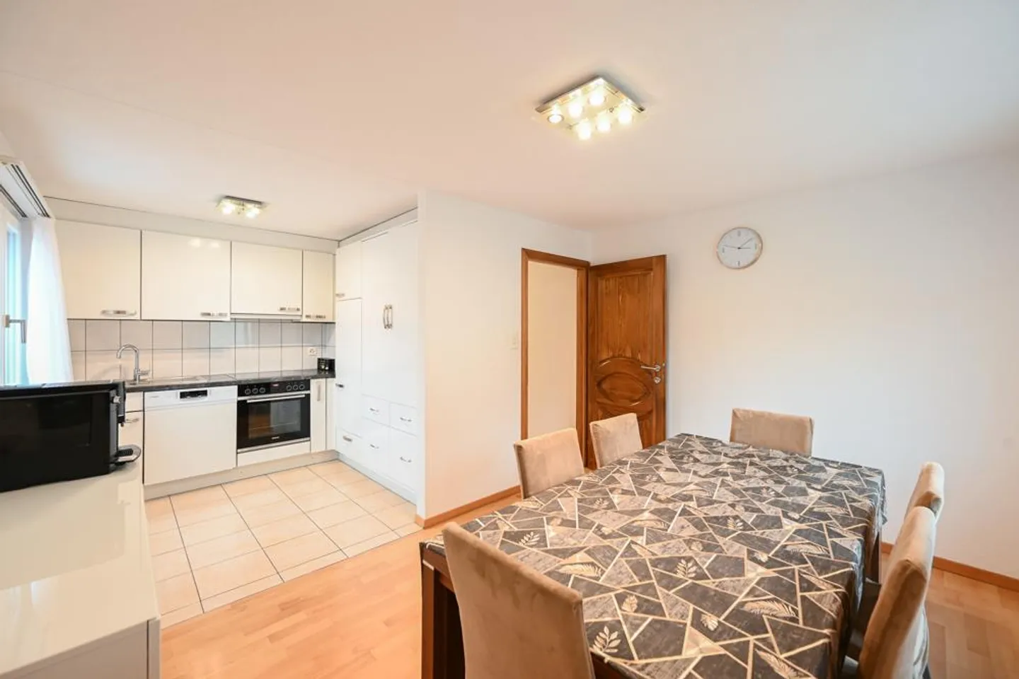 Casa residenziale spaziosa con potenziale per uso multifamiliare - Foto 6 di 7