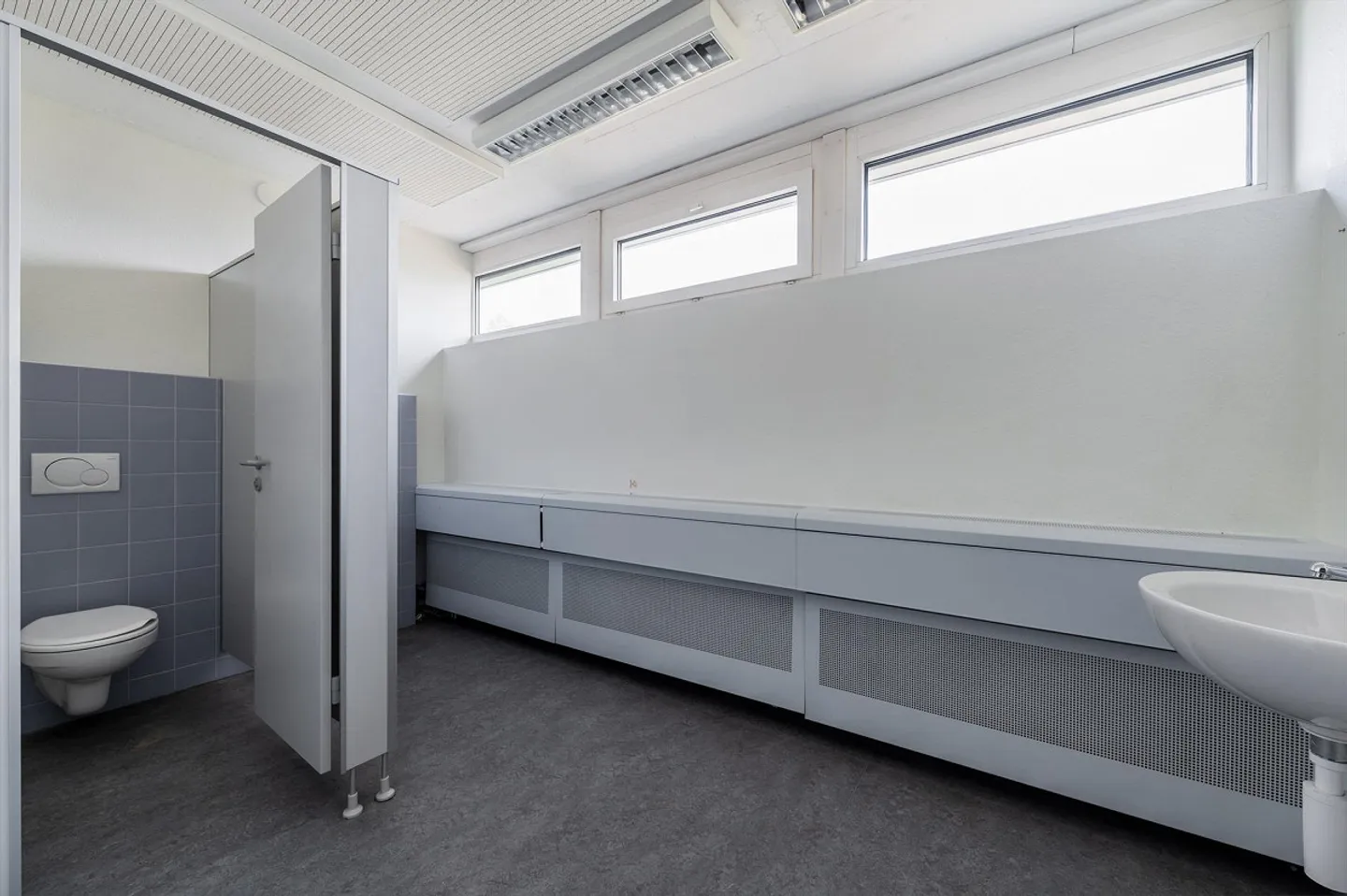 Uffici attraenti e climatizzati di 187 m2 a Reinach - Foto 8 di 9