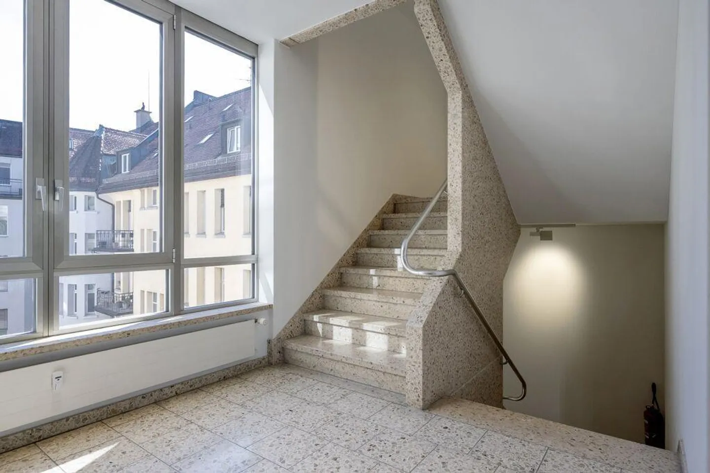 First occupancy - Top address, a few minutes walk from the main station - Photo 2 of 12