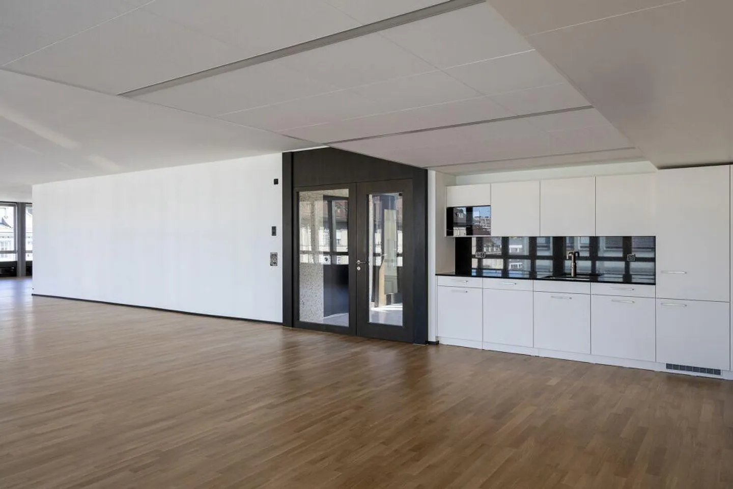 First occupancy - Top address, a few minutes walk from the main station - Photo 8 of 12