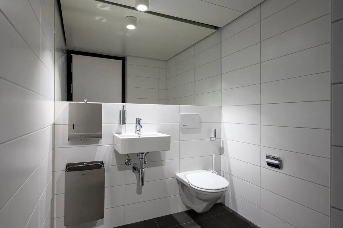 First occupancy - Top address, a few minutes walk from the main station - Photo 10 of 12