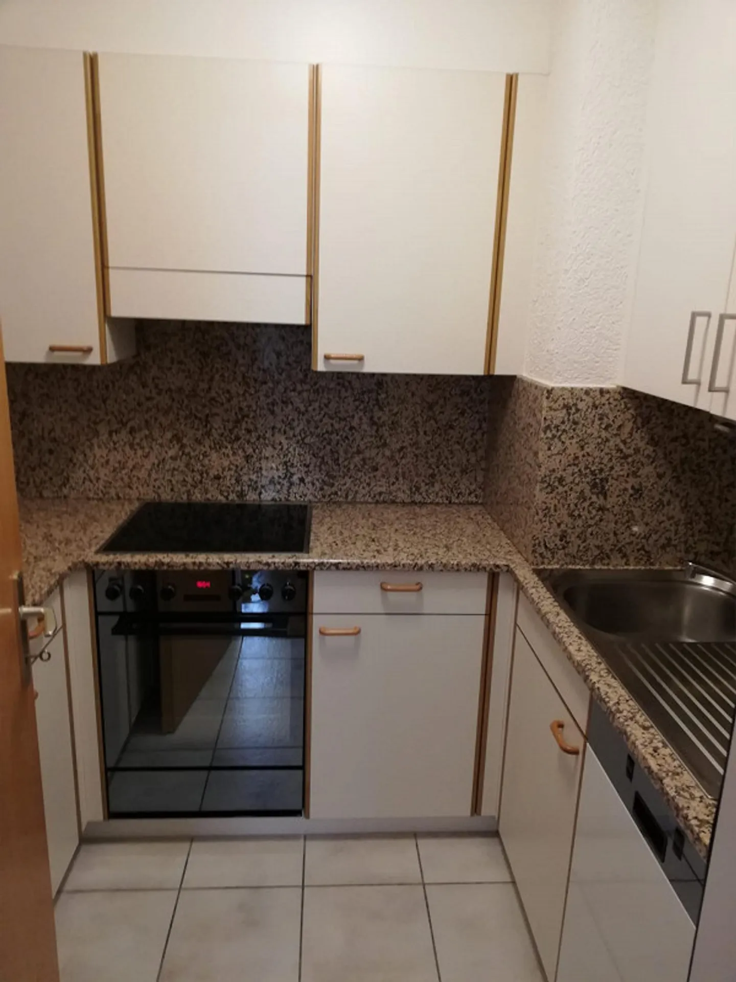 Appartamento soleggiato e tranquillo in affitto - Foto 3 di 8