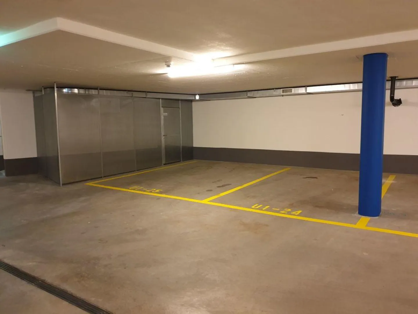 Posto auto sovradimensionato con accesso diretto dall'esterno - Foto 1 di 2