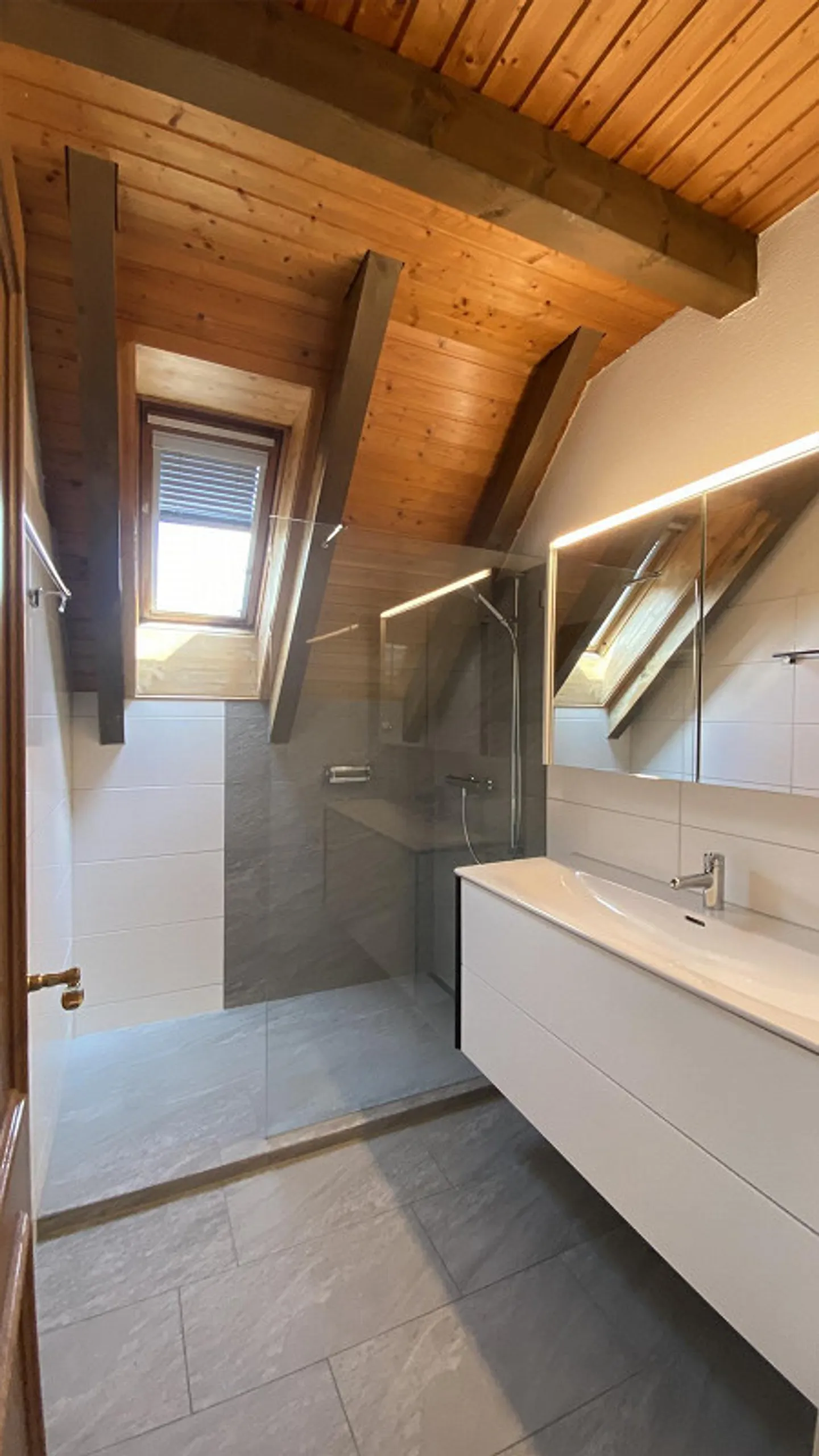 Dachwohnung mit Cheminée im Herzen von Dietikon - Foto 8 von 10