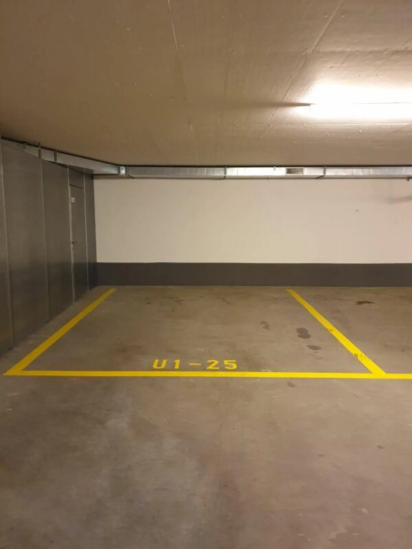 Posto auto sovradimensionato con accesso diretto dall'esterno - Foto 2 di 2