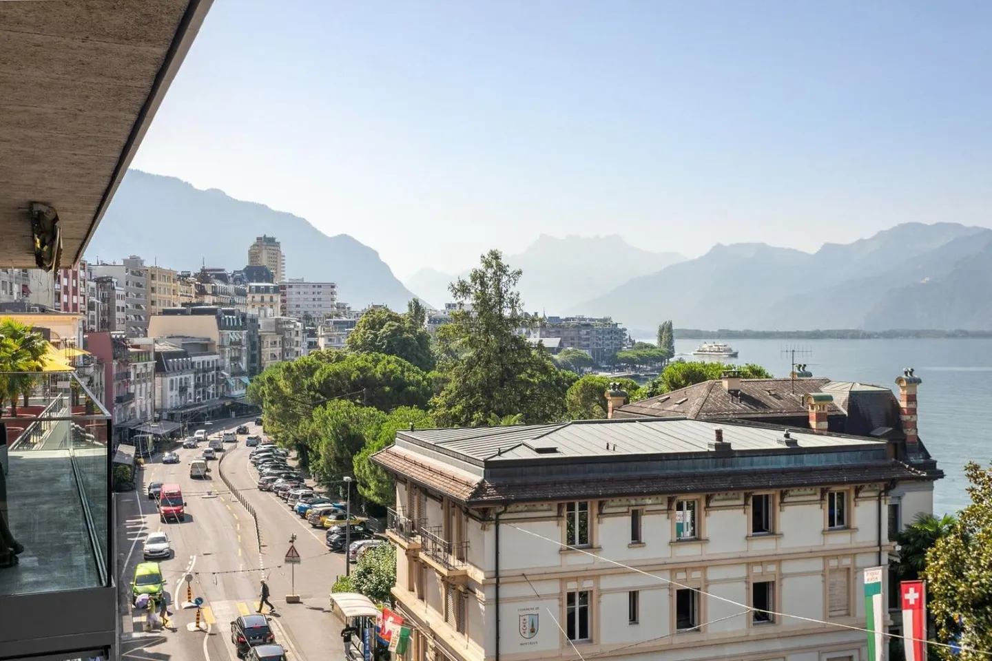 HIGH-END SERVICES in the city center, lake and mountain view - Photo 2 of 13